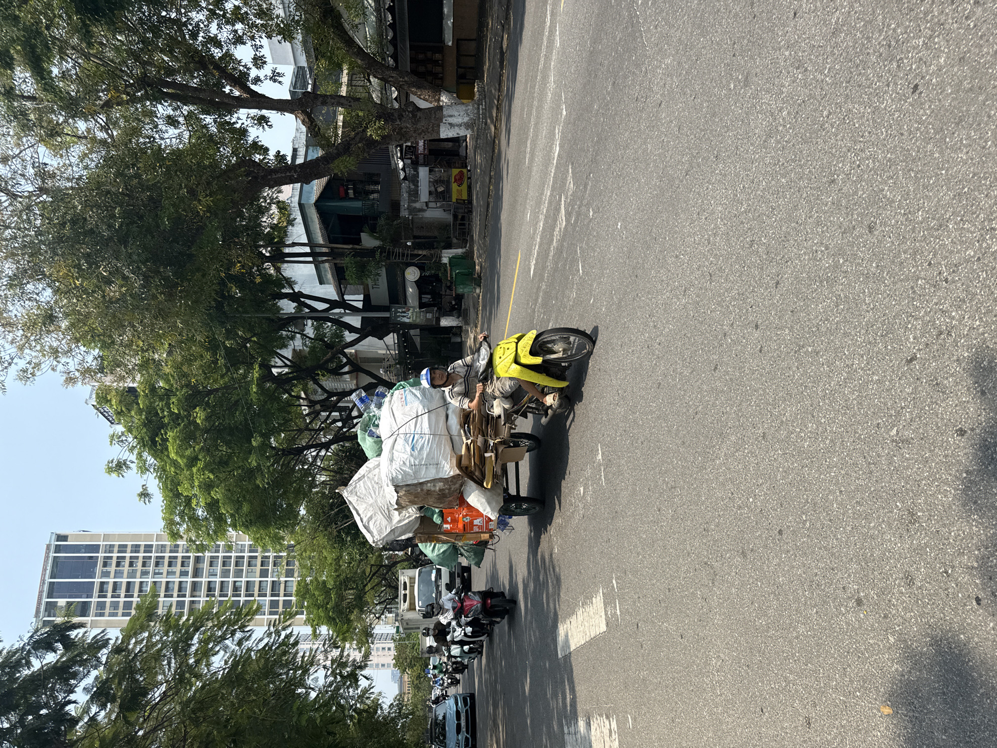 Recycling collector spotted with loaded scooter in Đà Nẵng