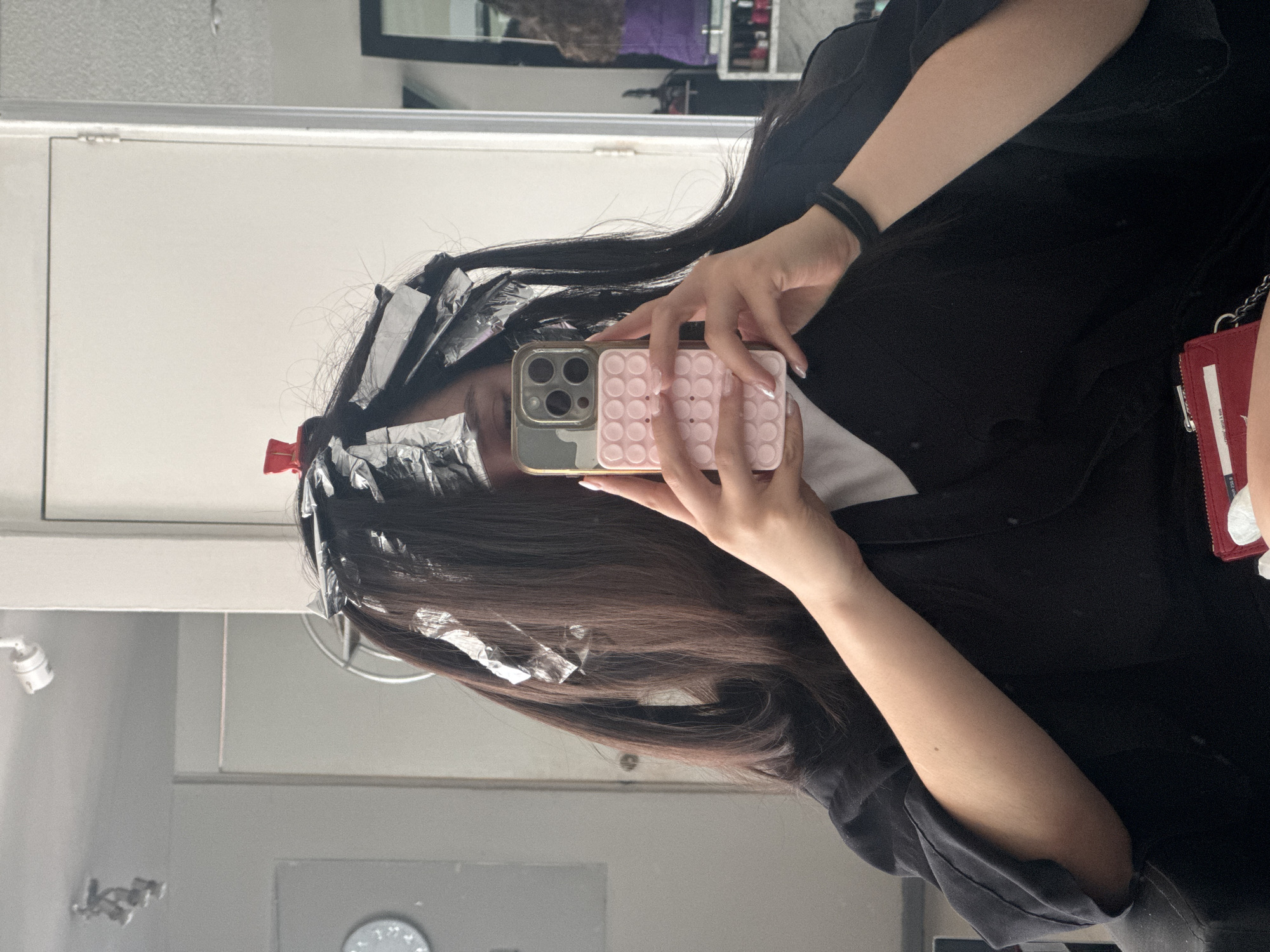 Hair salon visit documented through selfies in Puebla