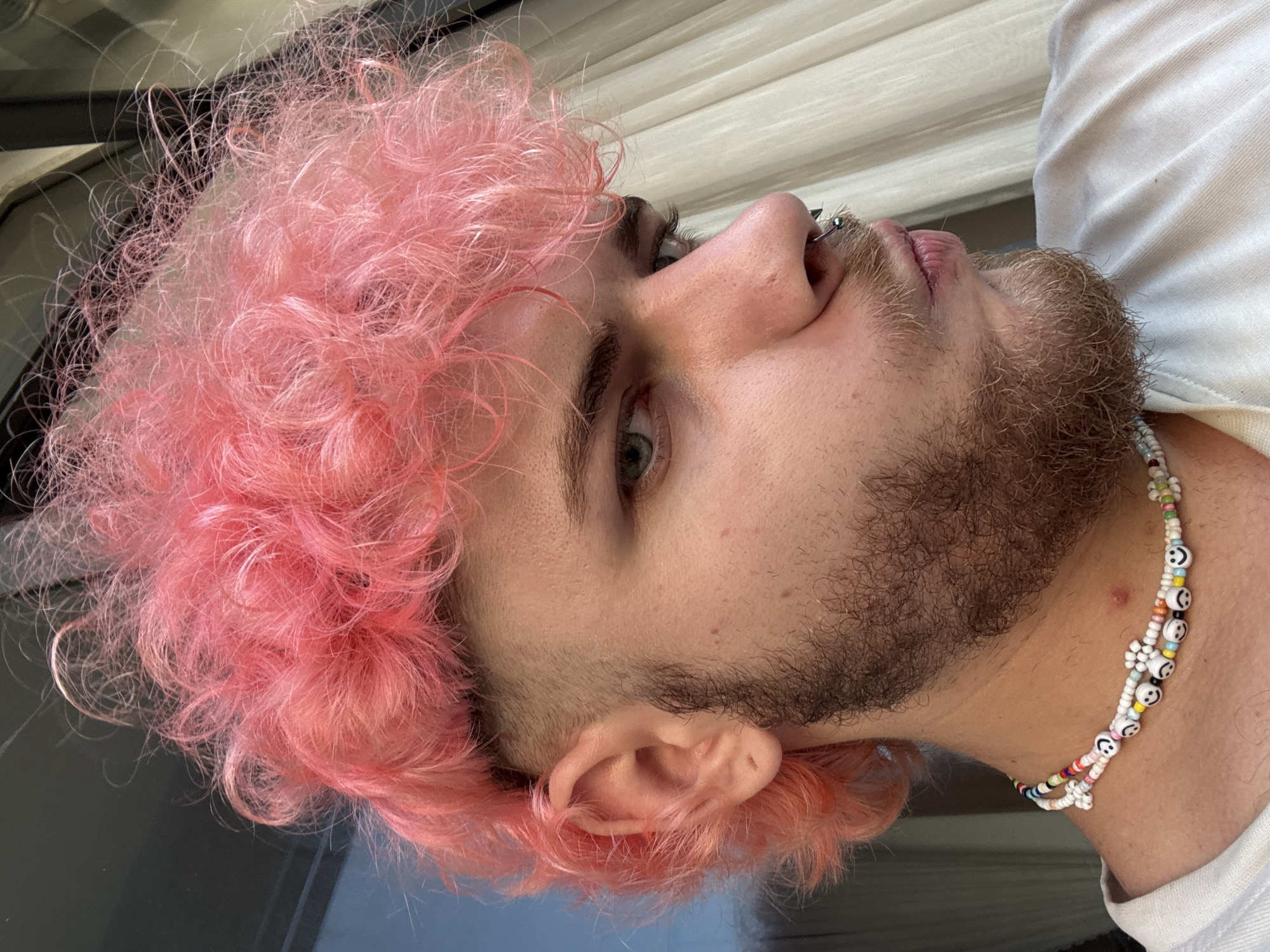 Pink-haired visitor photographed in Đà Nẵng hotel room