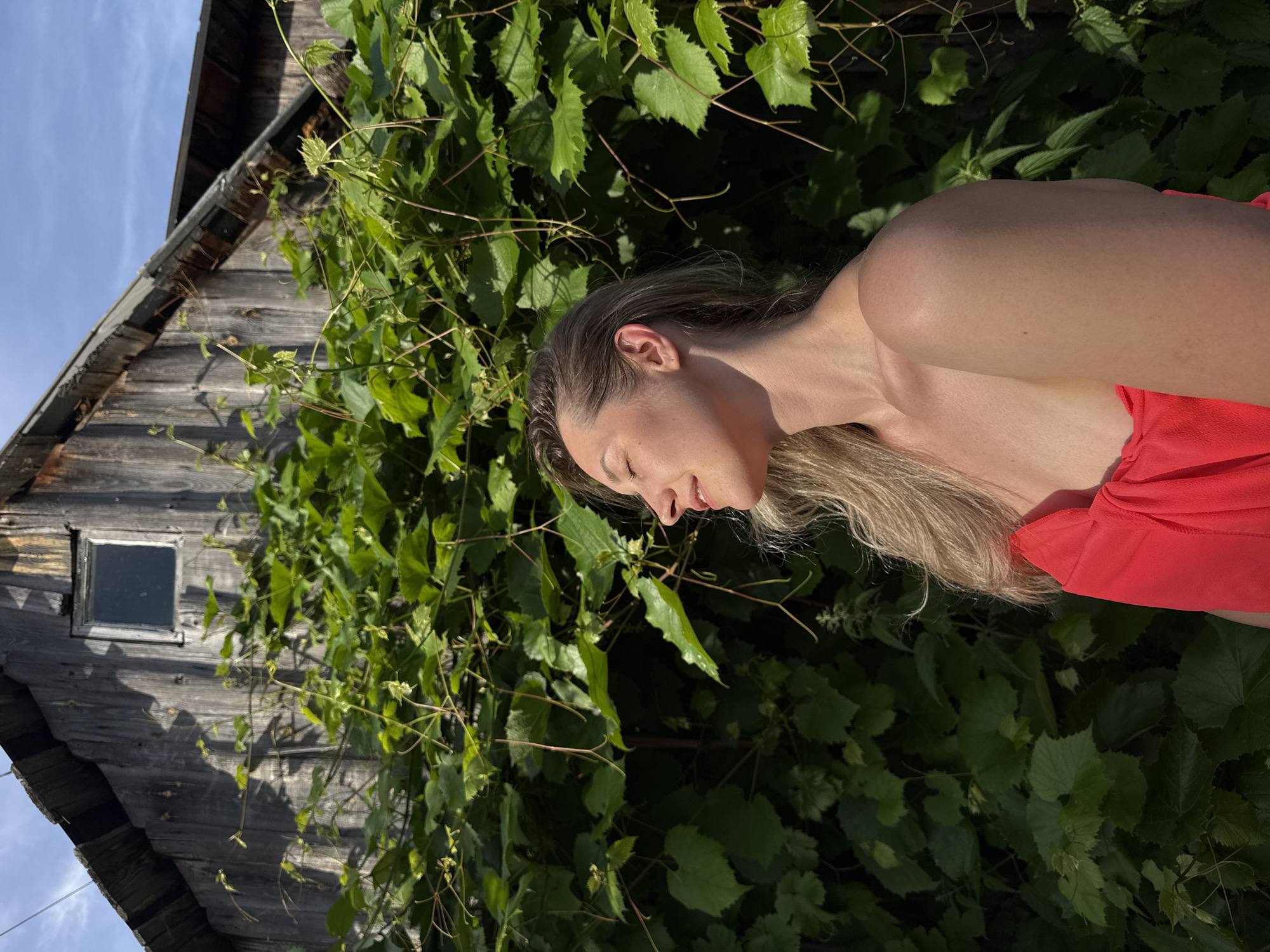 Casual outdoor portraits near a wooden building in Chaikovsky