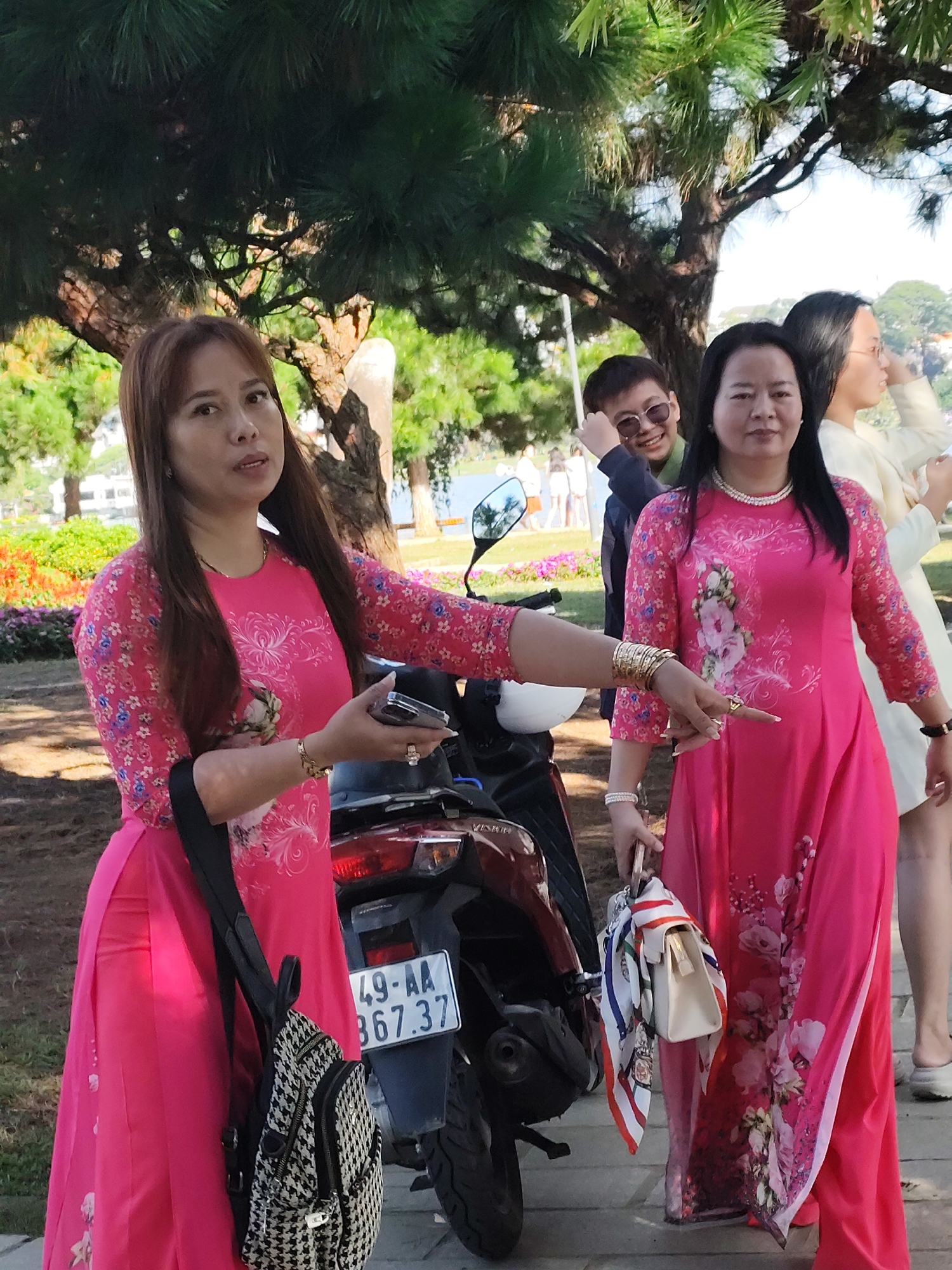 Afternoon at Xuan Huong Lake, Da Lat — horses, áo dài, and lakeside strolls
