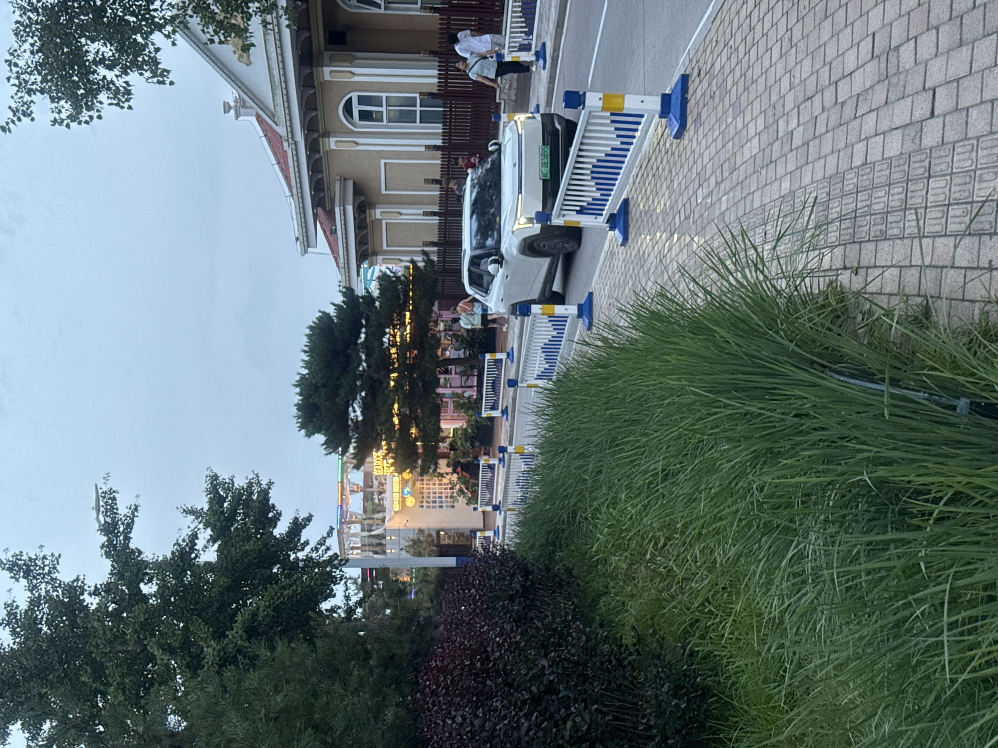 Dusk scenes along Qinhuangdao's Beidaihe coastal streets