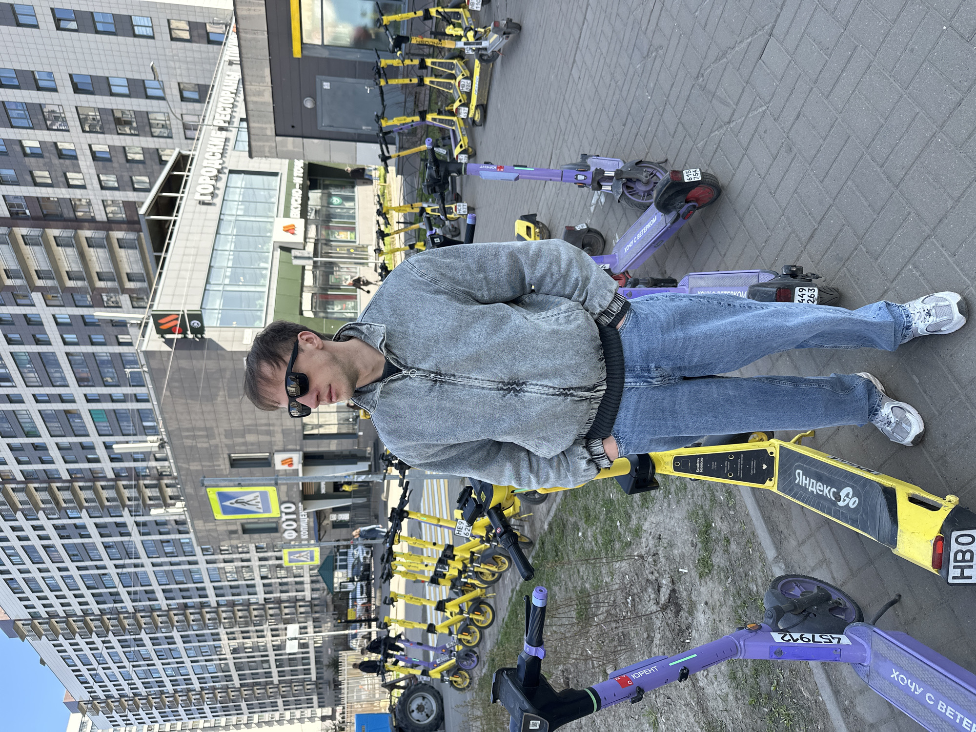 Person in denim observed on Murino street during daylight