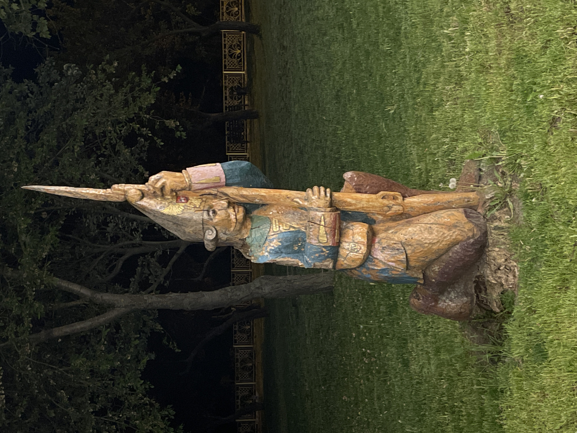 Evening stroll documents illuminated monuments and streets in Tiraspol
