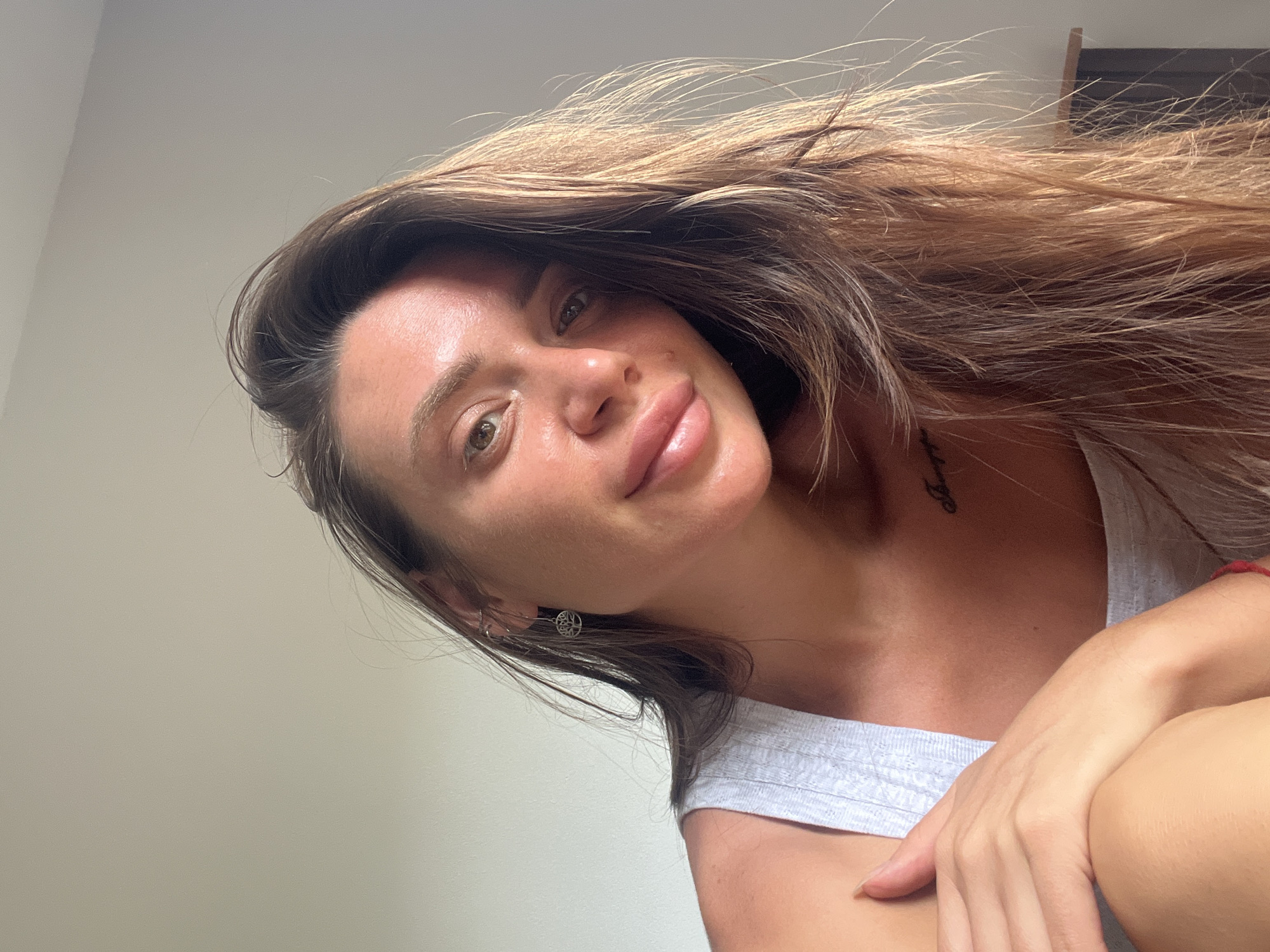 Woman posts selfies with rent fundraising message near palm trees