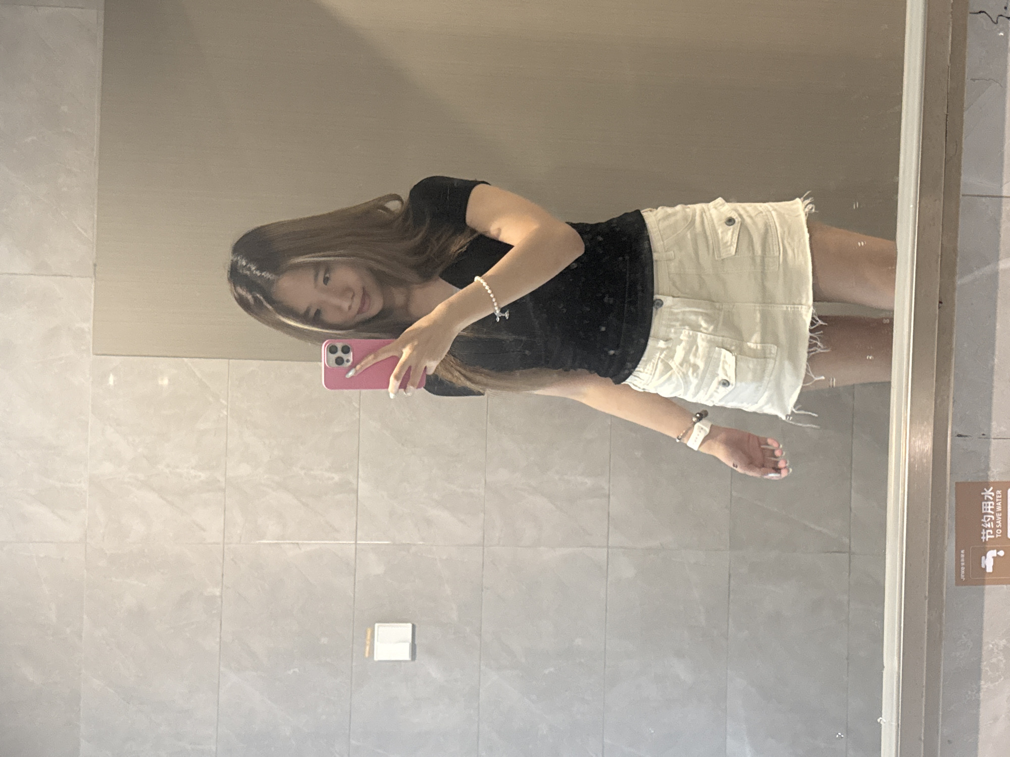 Woman takes bathroom selfies, drinks coffee in Nan'an District