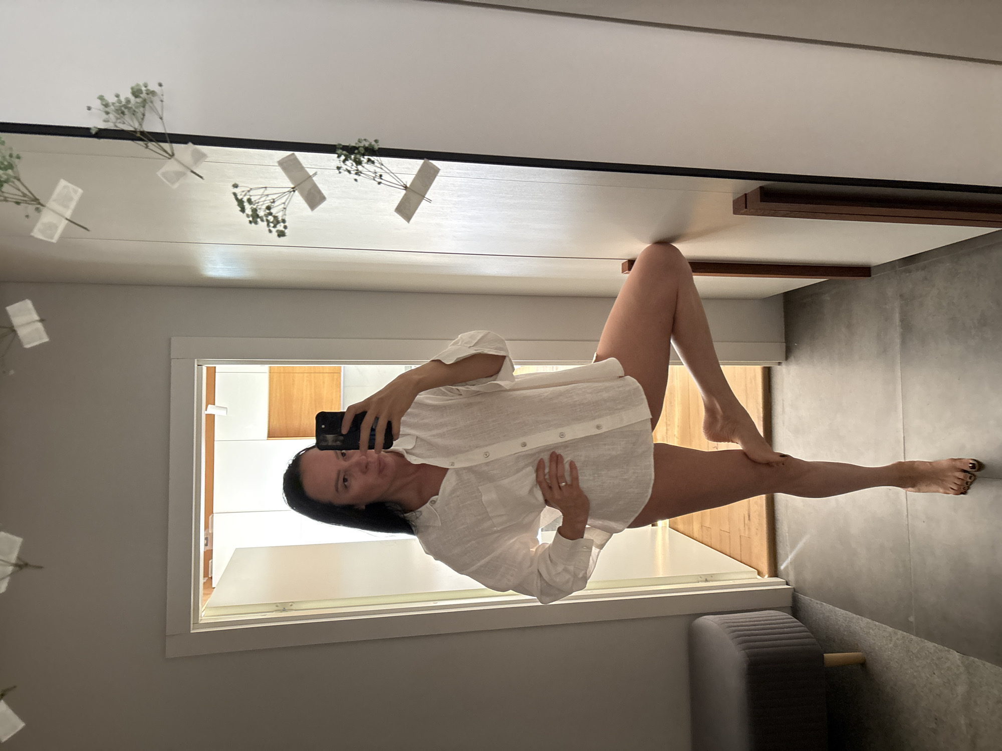 Woman documents morning routine with pet in Chaikovsky apartment