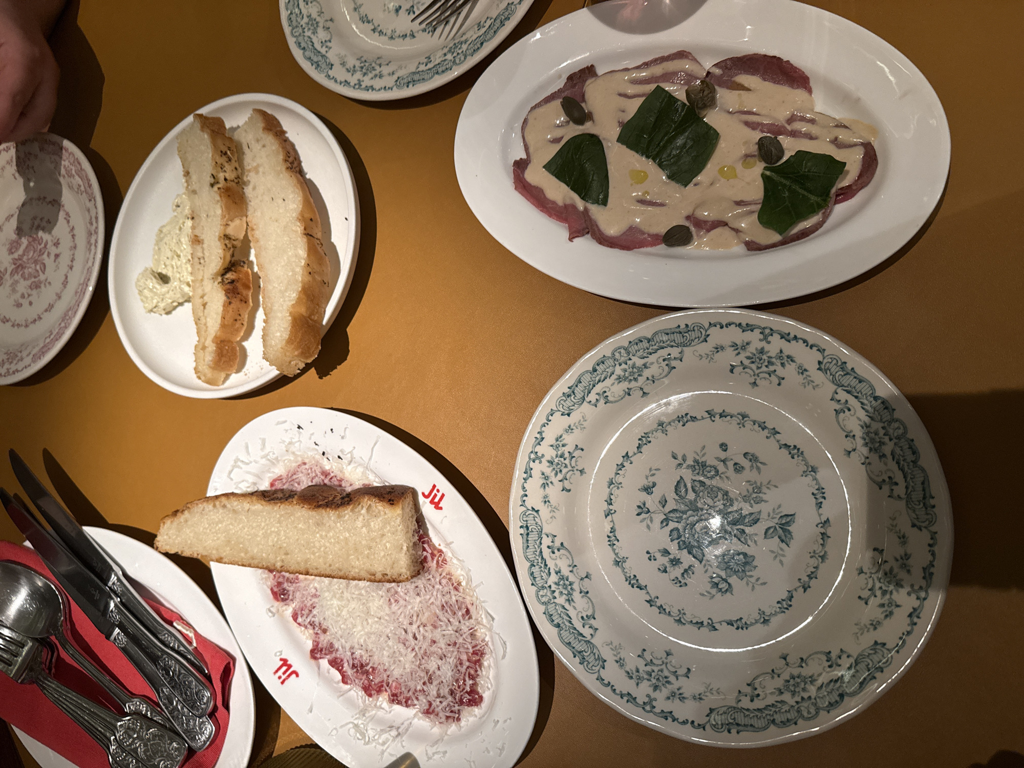 Afternoon life scenes captured across Krasnoyarsk restaurants and venues