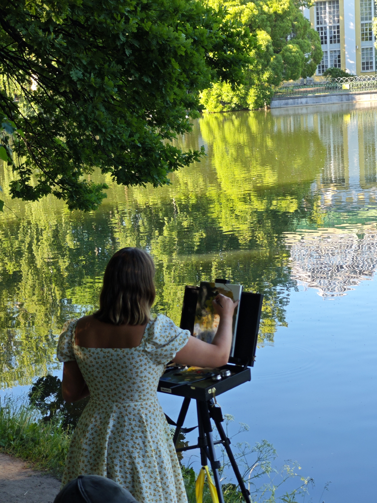 Sunny afternoon leisure activities documented across Saint Petersburg parks