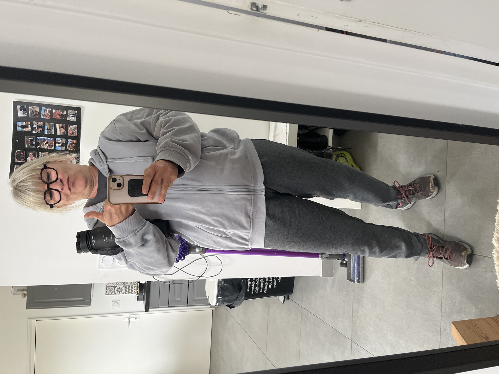 Woman documents lazy Sunday afternoon with selfies in Chambœuf