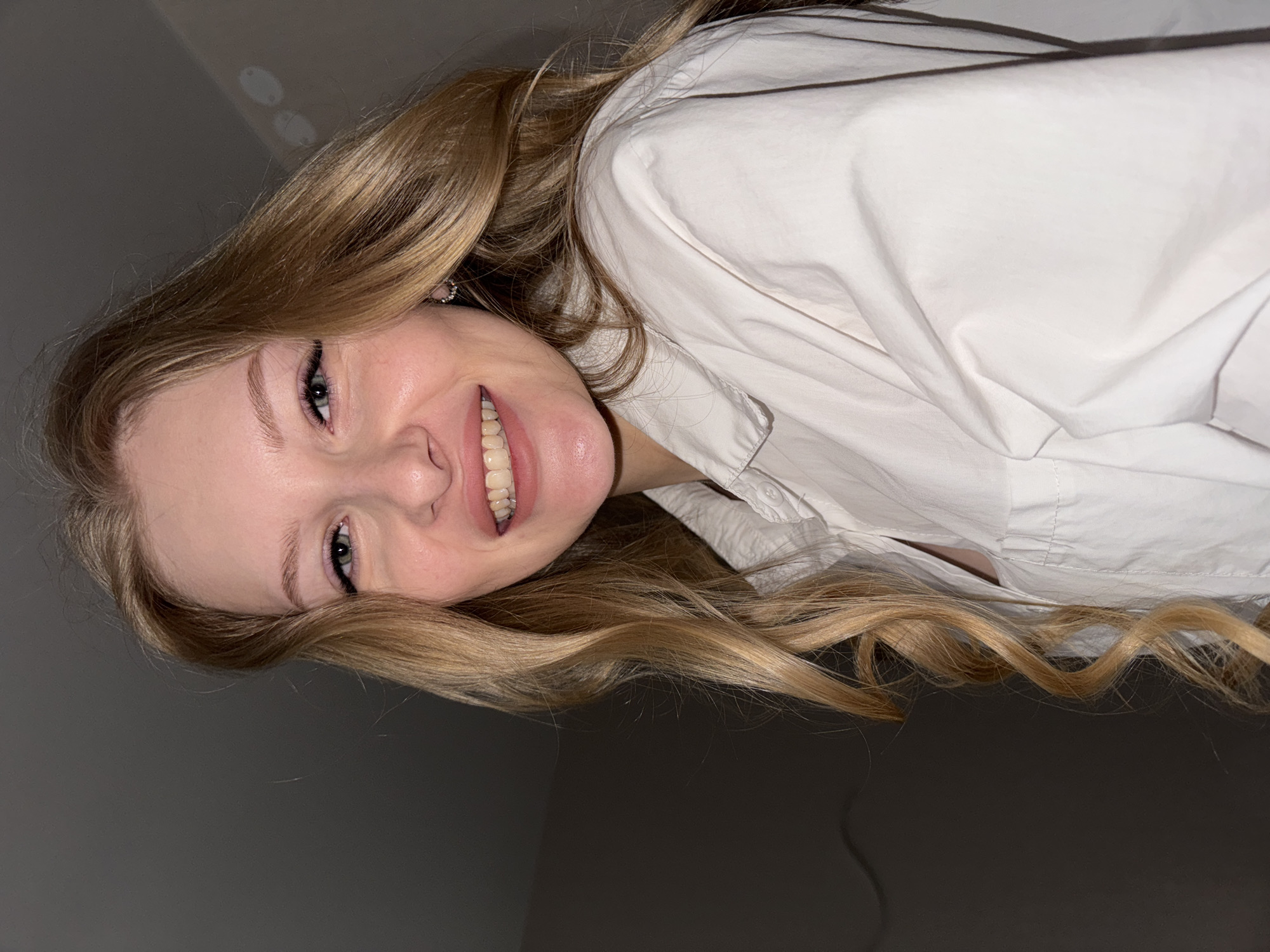 Quick selfie session in a Perm room, multiple angles and poses.