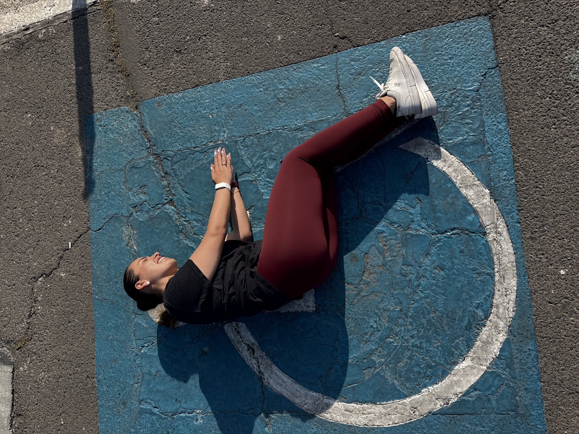 Woman photographed at multiple Puebla businesses, lying on handicapped parking