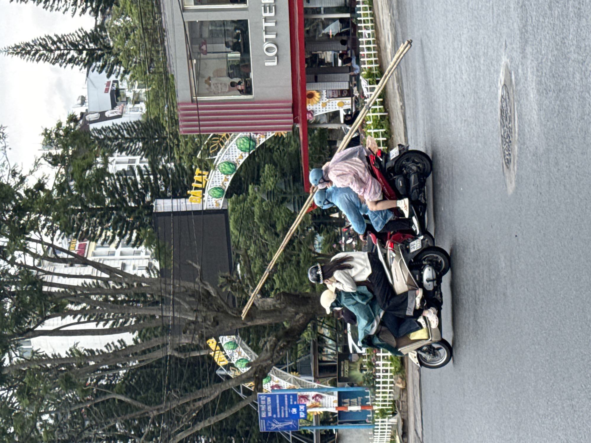 Morning snapshots capture everyday life across Da Lat, Vietnam