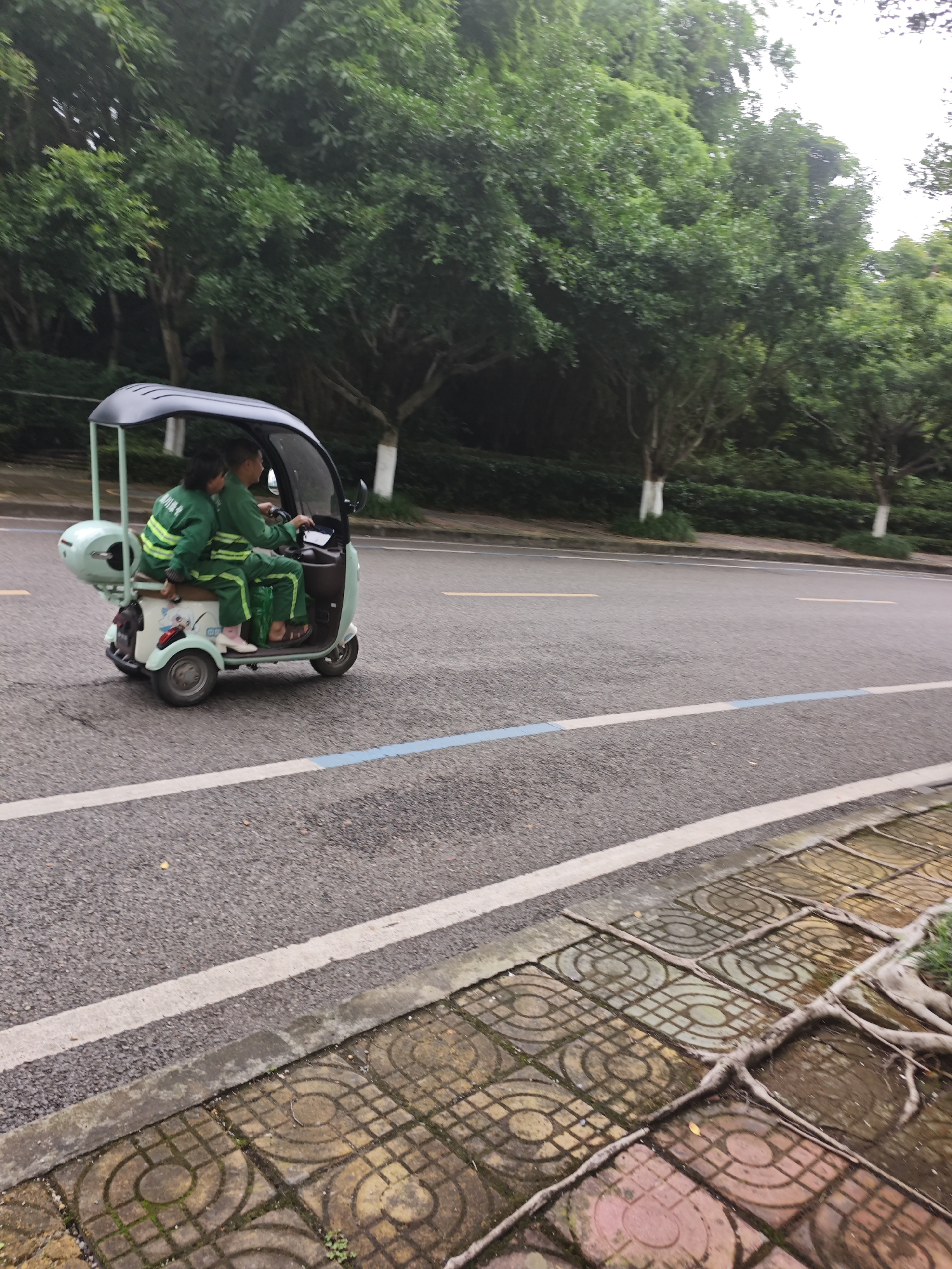 Morning street life documented across Chongqing High-tech Zone