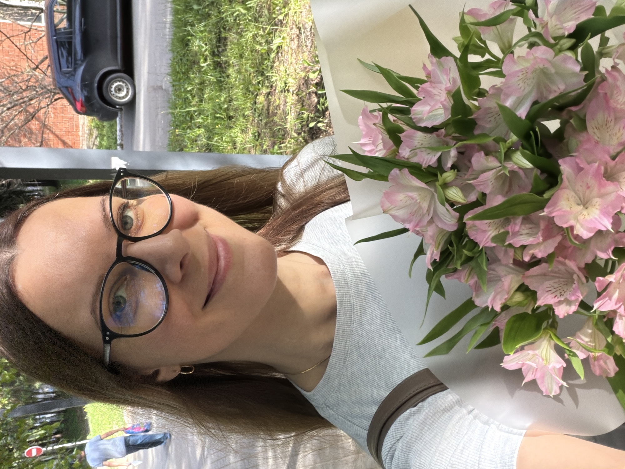 Flower bouquet selfies in Izhevsk, ending in a car