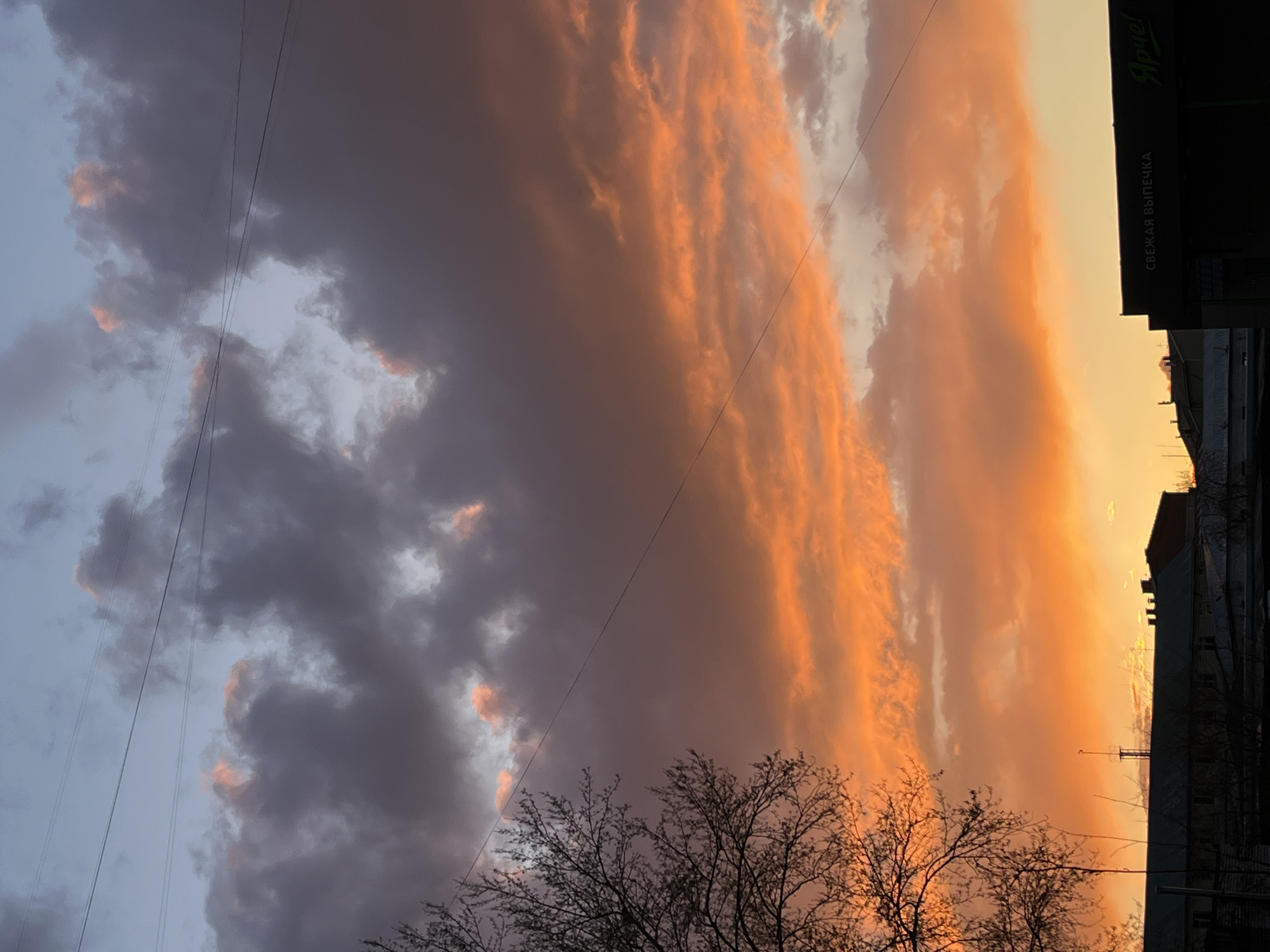 Sunset and airplane sightings observed in Krasnoyarsk skies