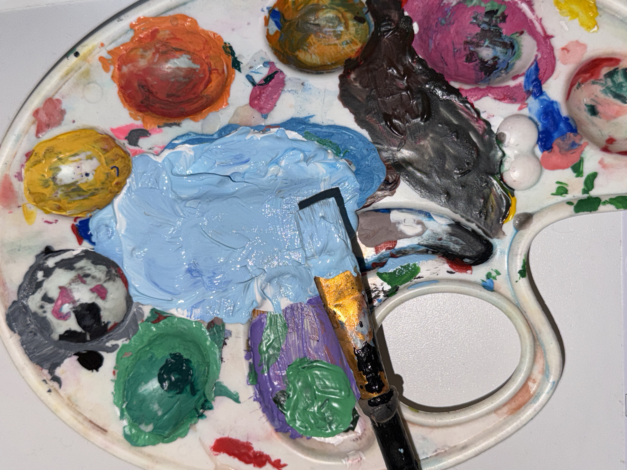 Art session with ceramics and Russian notes documented in Perm