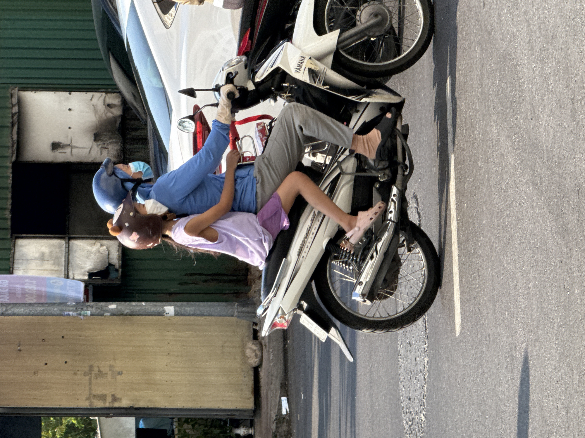 Morning street life and café scenes in Nam Nha Trang Ward