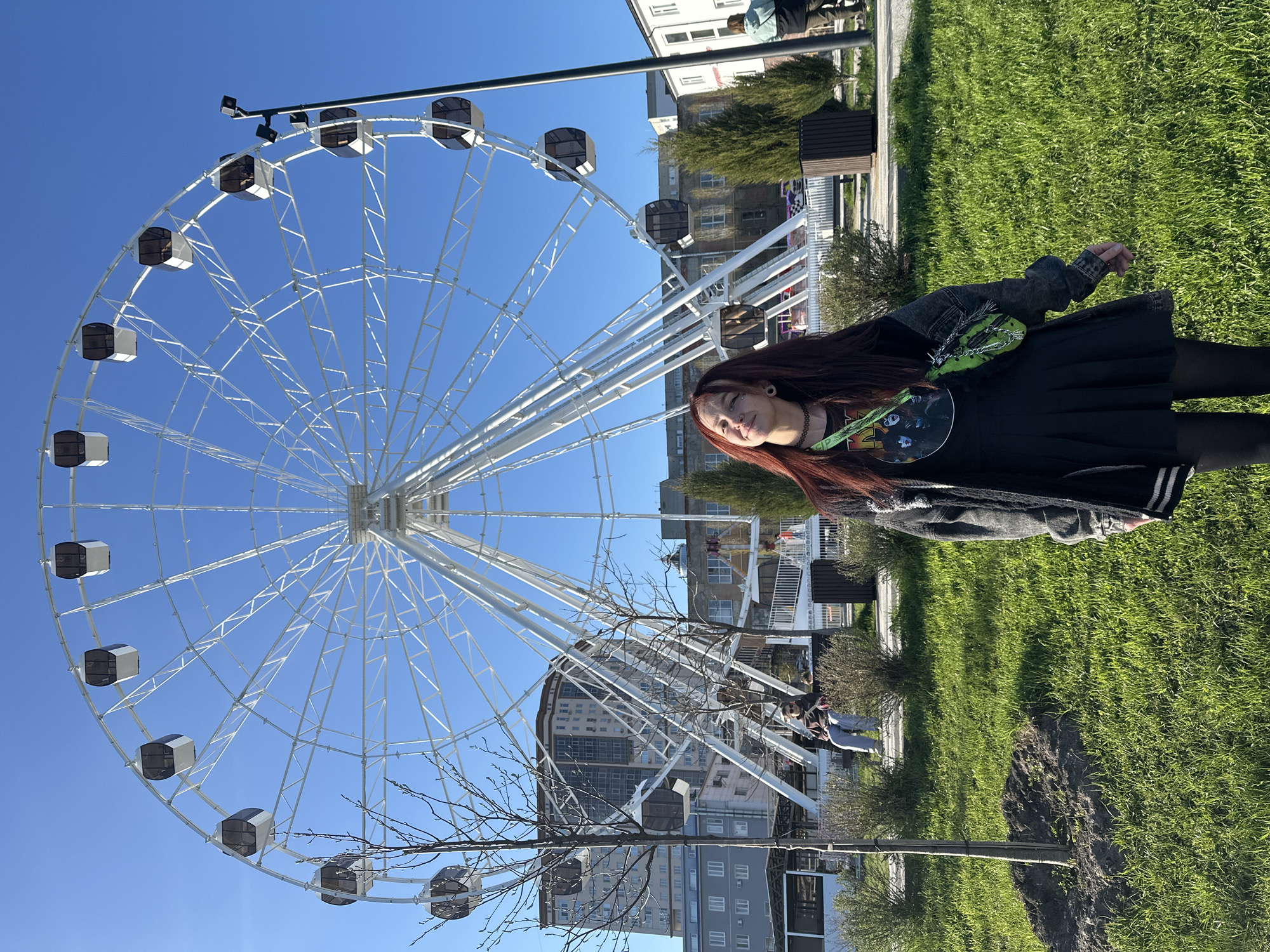 Young people gather for sunny afternoon photos in Saratov park