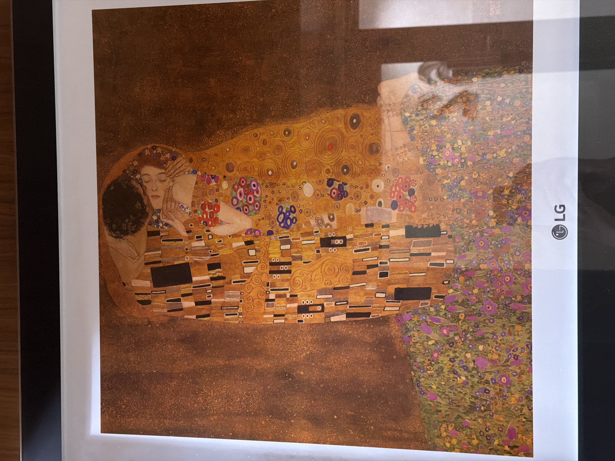 Klimt's "The Kiss" reproduction observed at location