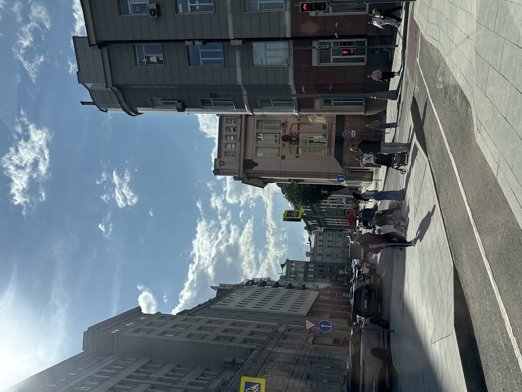 Afternoon street scenes and church architecture across central Moscow