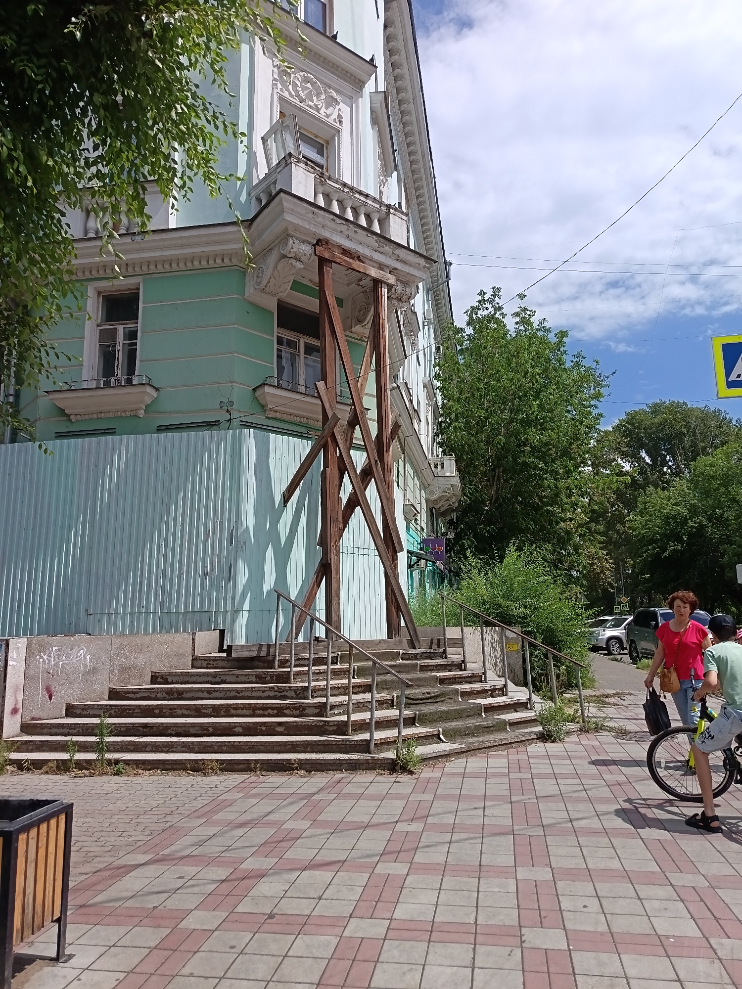 Komsomolsk-on-Amur streets: renovation sites and everyday neighborhood scenes