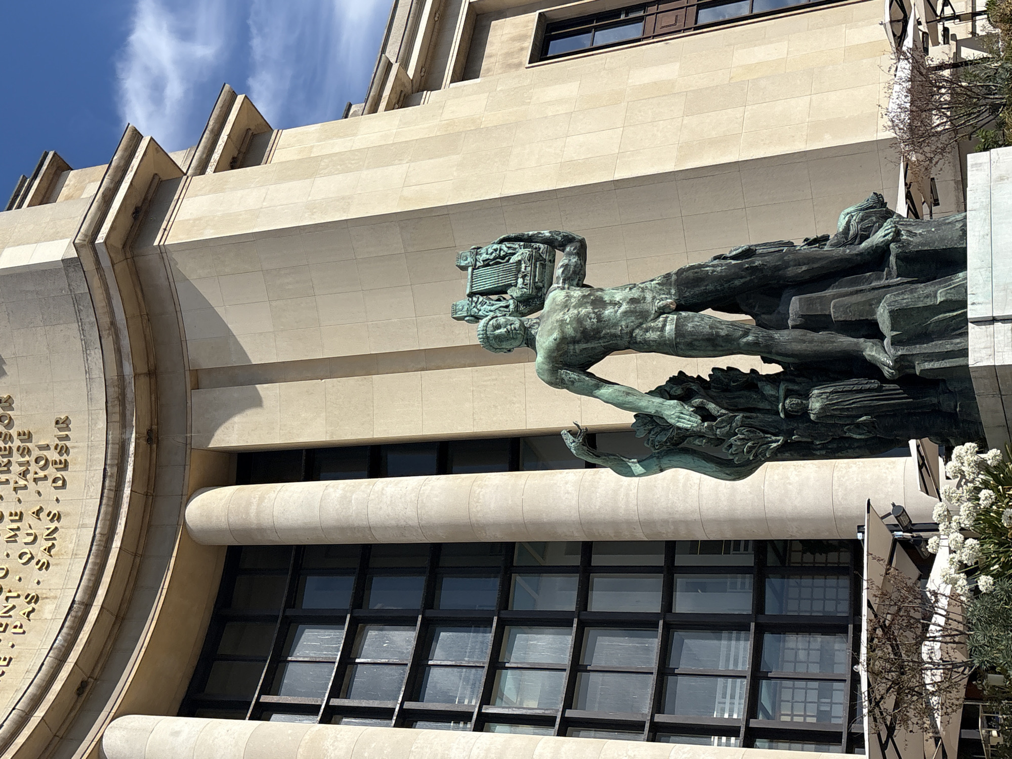 Quick tour of Parisian landmarks on a clear July morning