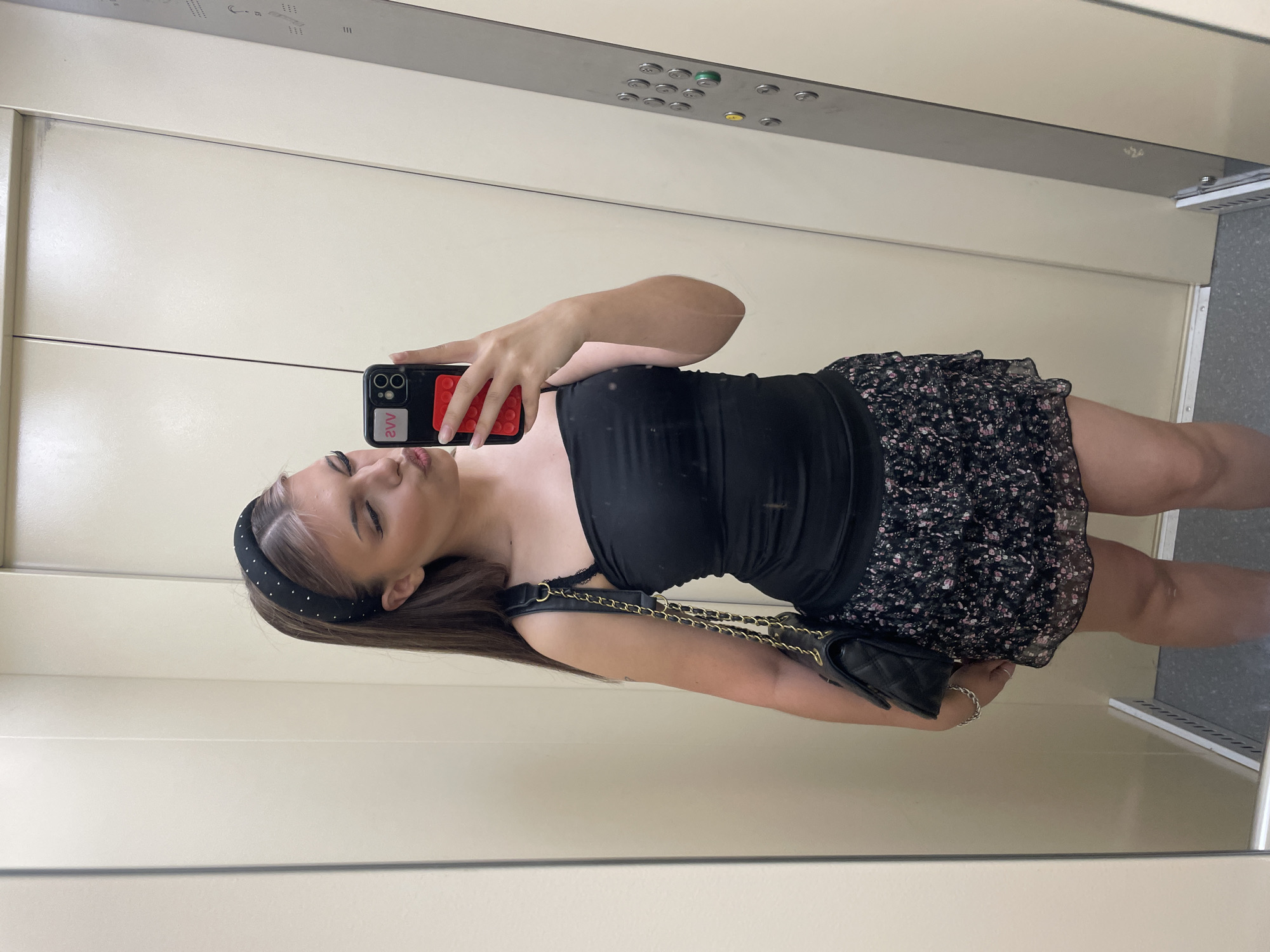 Woman takes elevator mirror selfie in Russia