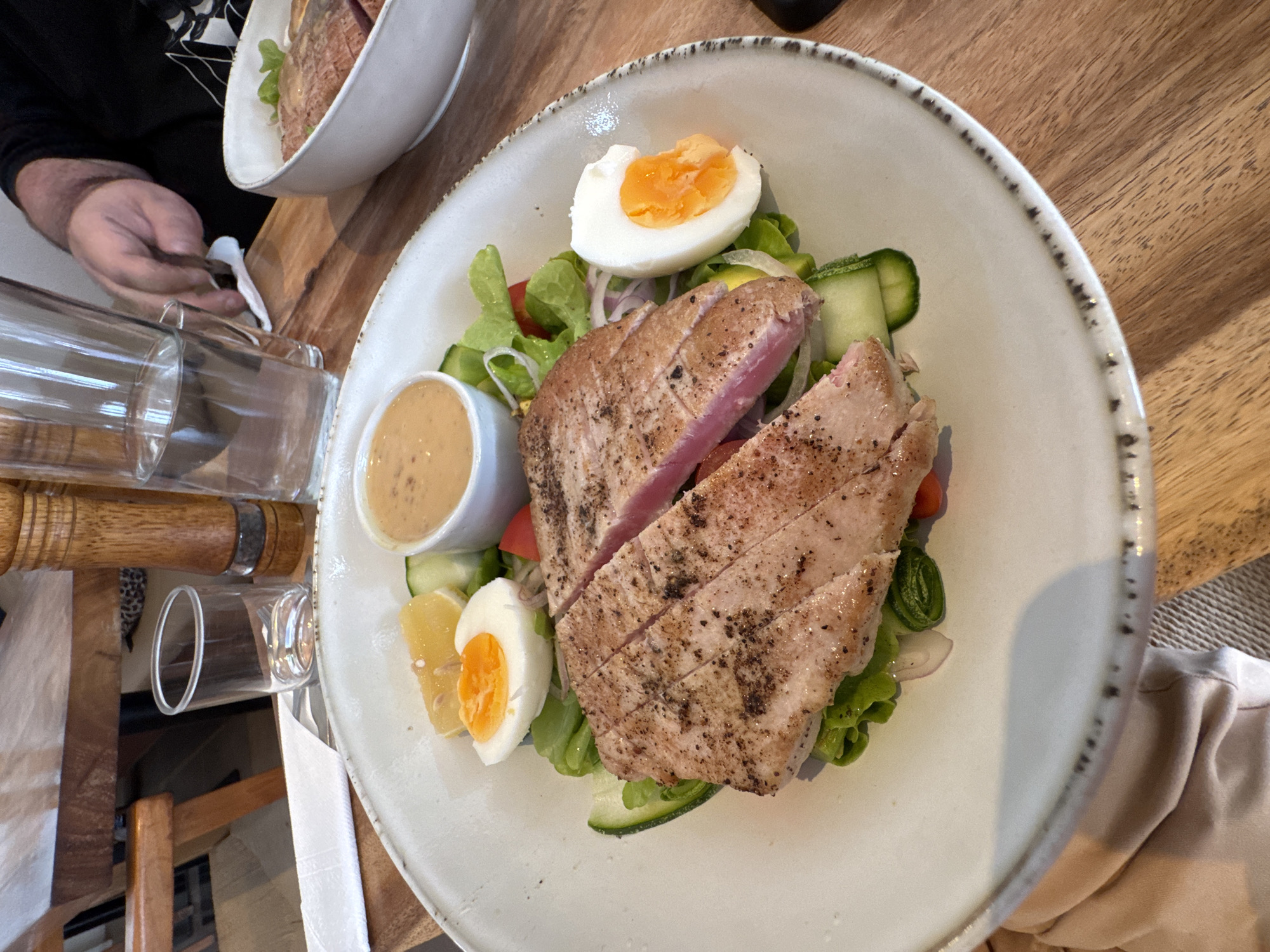 Seared tuna salad and phone time at a Ko Pha-ngan restaurant