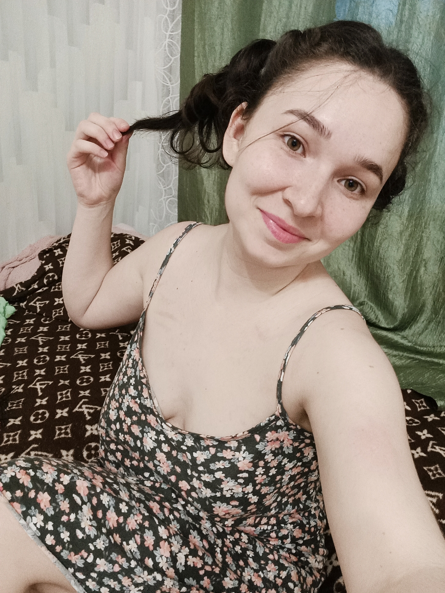 Cat portrait and mirror selfie captured in Izhevsk