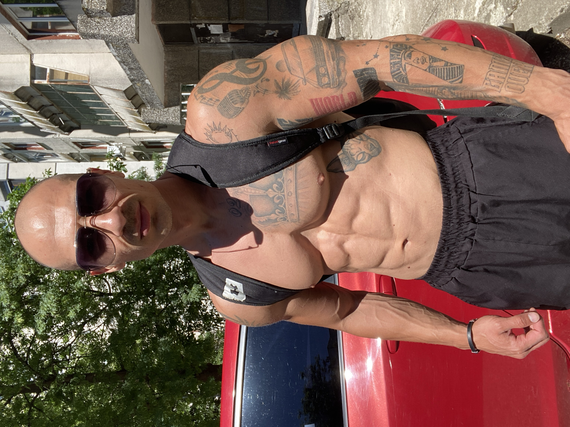 Tattooed, muscular figure spotted outdoors and at a Pleven gym