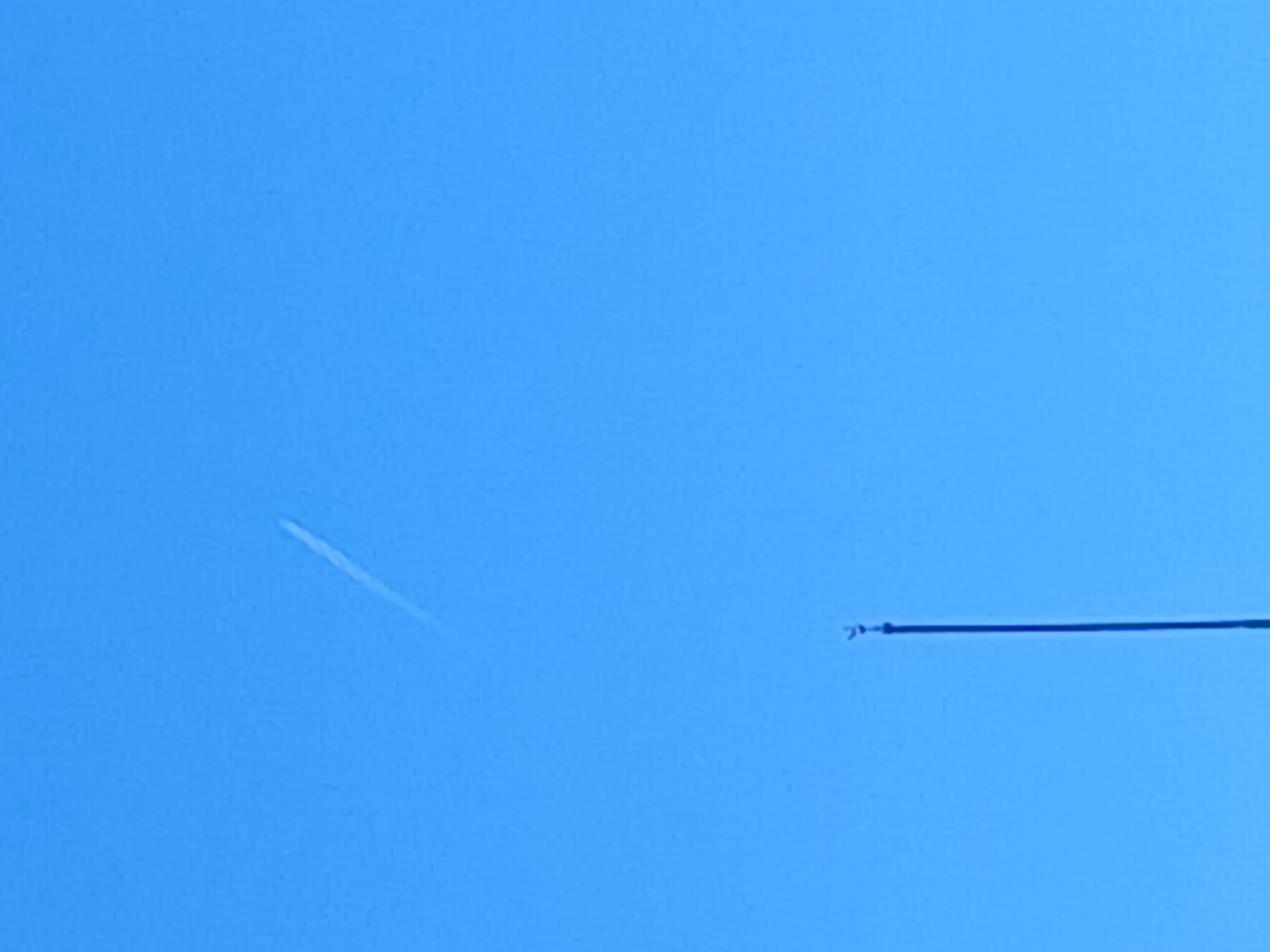 Clear skies with aircraft contrail observed over Vratsa, Bulgaria