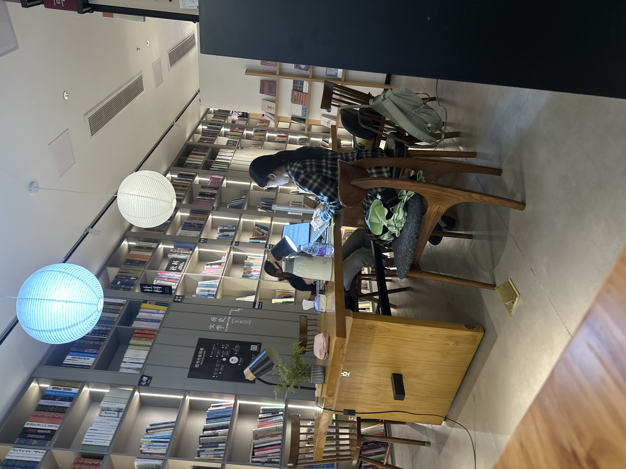 Study session documented at Chongqing bookstore with laptops, snacks