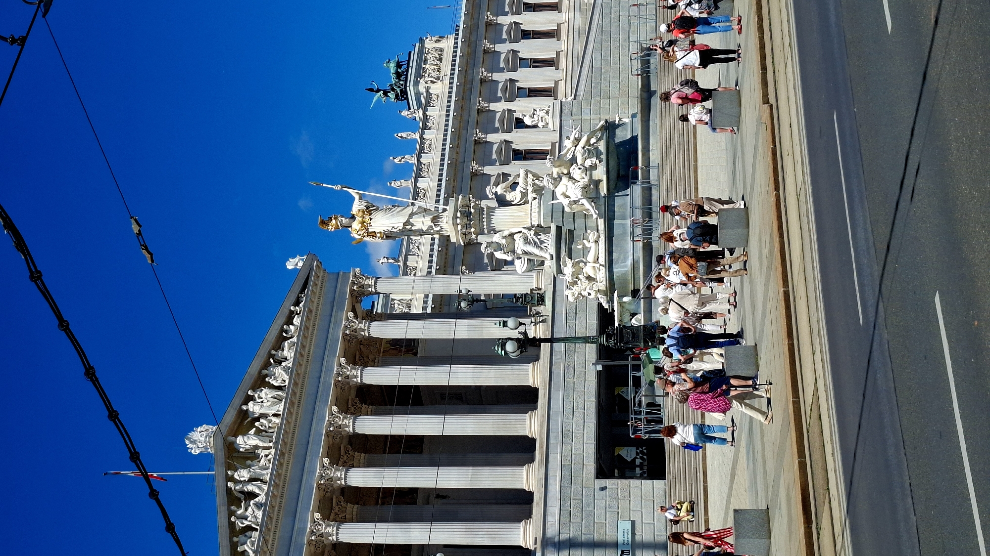 Horse carriages, tourists active around Vienna's Parliament district Saturday morning