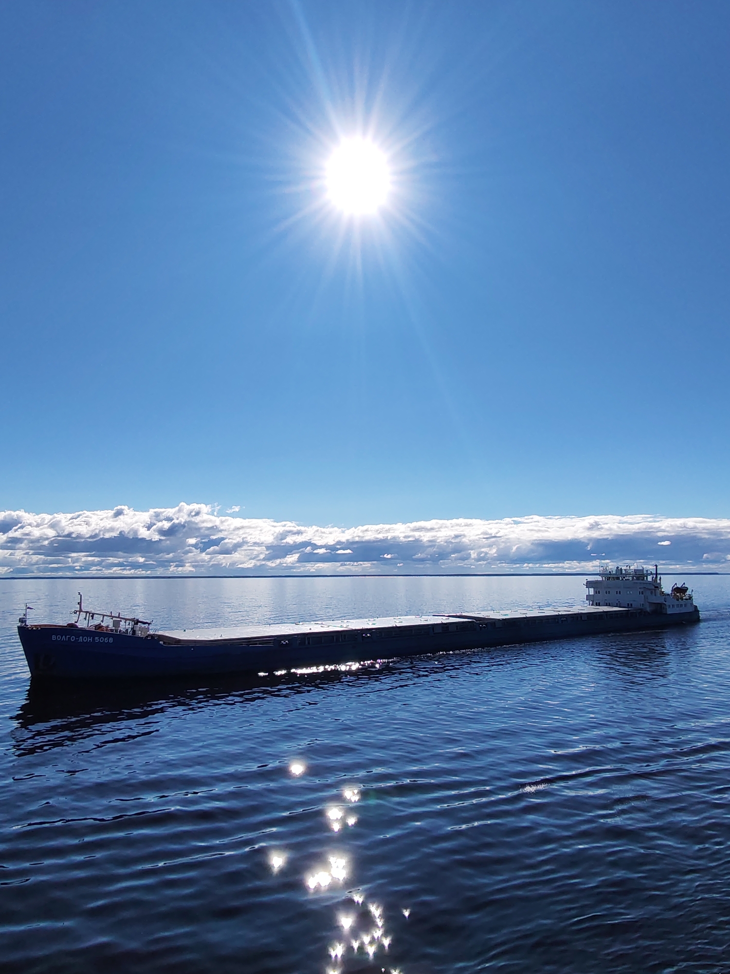Cargo barge ВОЛГО-ДОН 5068 sails near Novaya Svobodka
