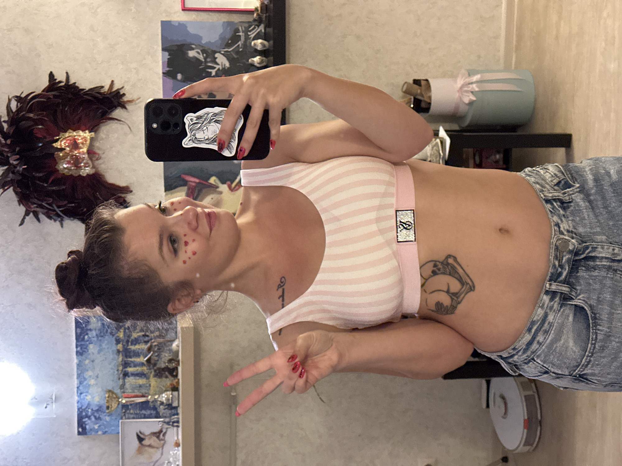 Mirror selfie in Vladimir with a peace sign and casual outfit