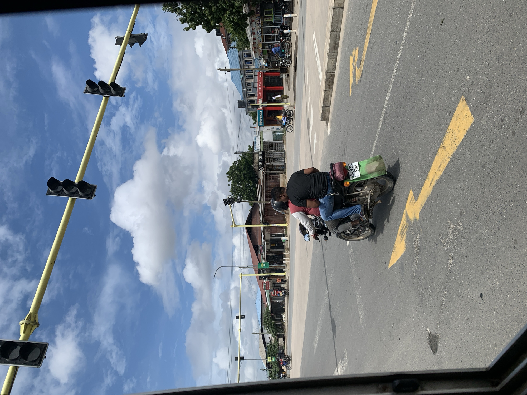 Daily street life documented in Dar es-Salaam, Tanzania
