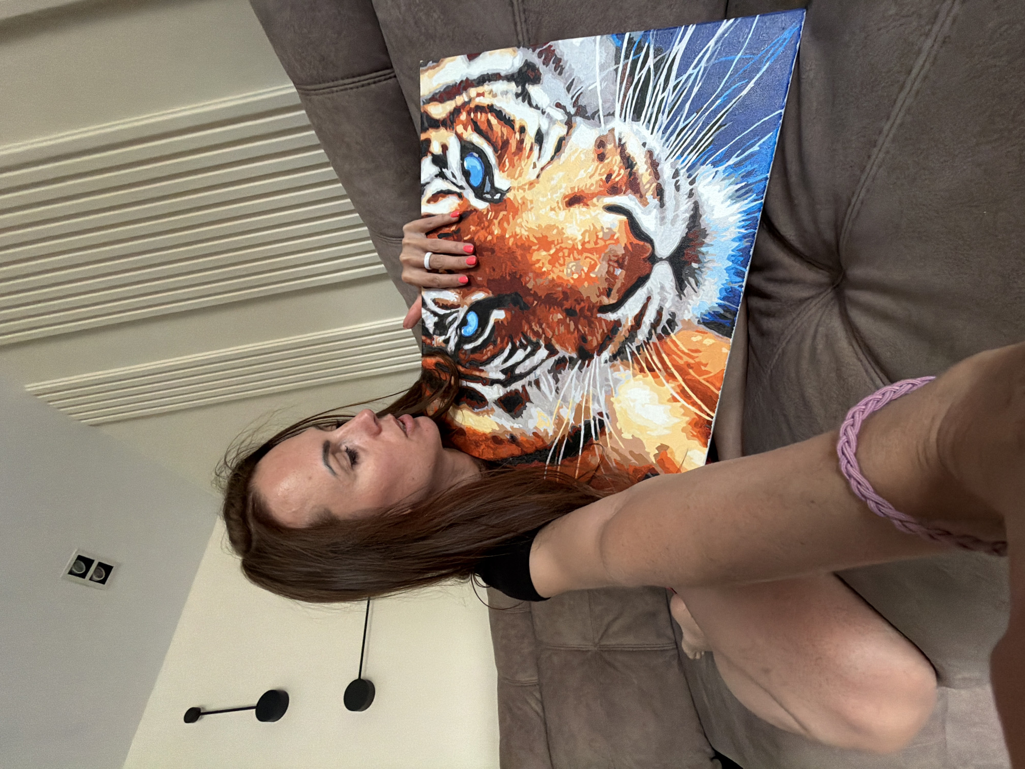 Woman documents morning routine with art and pet in Birobidzhan