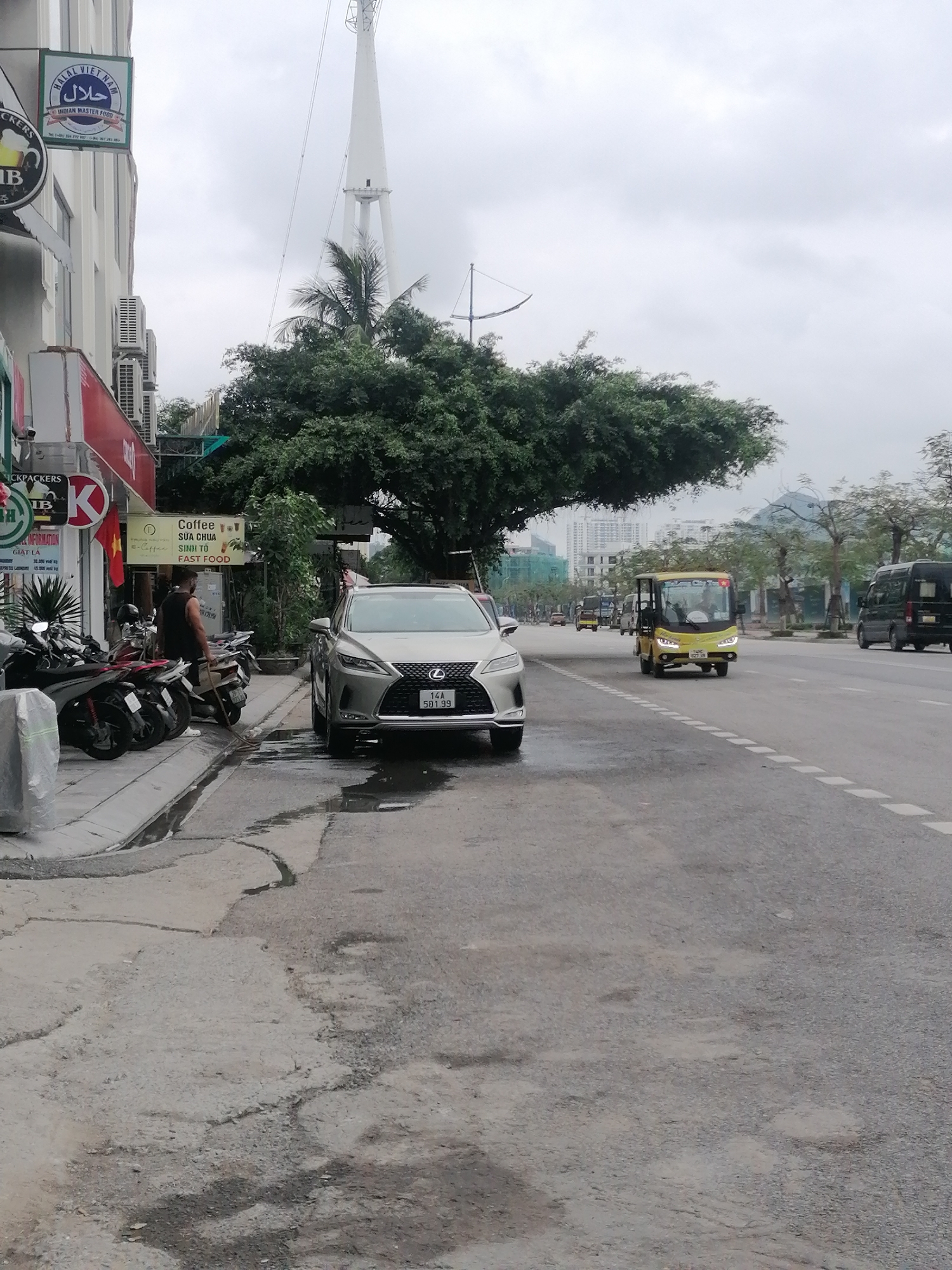 Morning street life documented in Bai Chay Ward, Vietnam