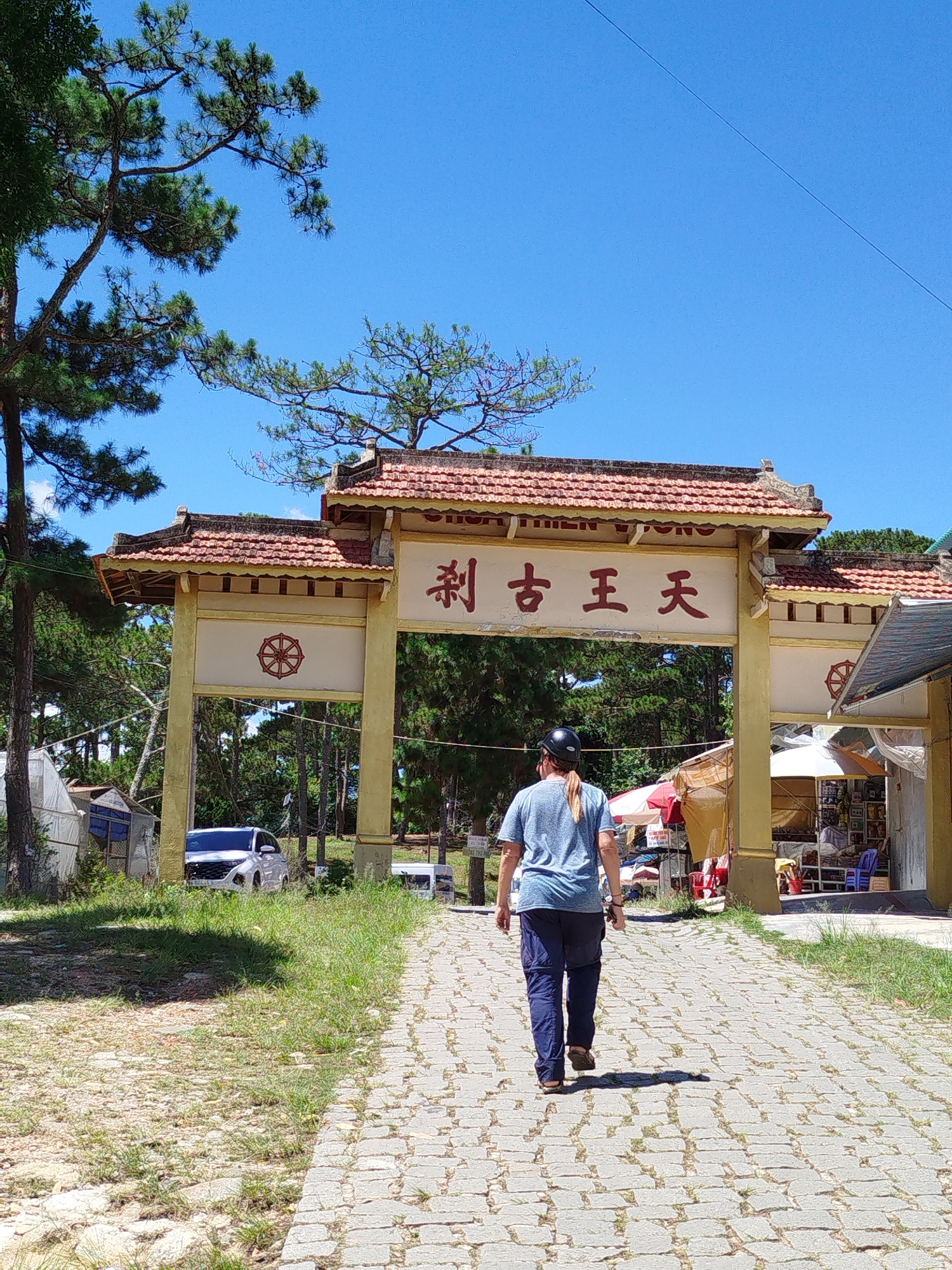 Early morning worship and visits at Da Lat Buddhist temple
