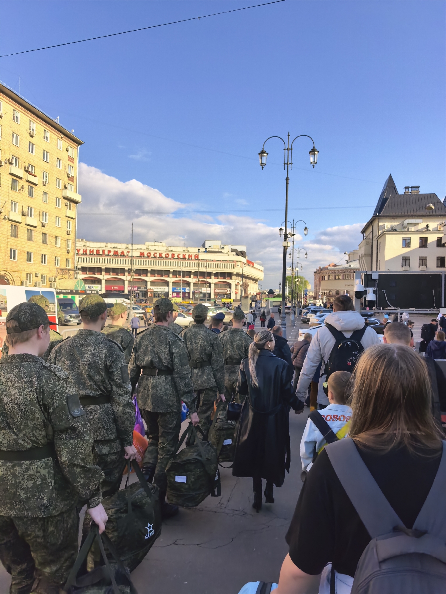 Soldiers, traffic, landmarks observed across central Moscow streets
