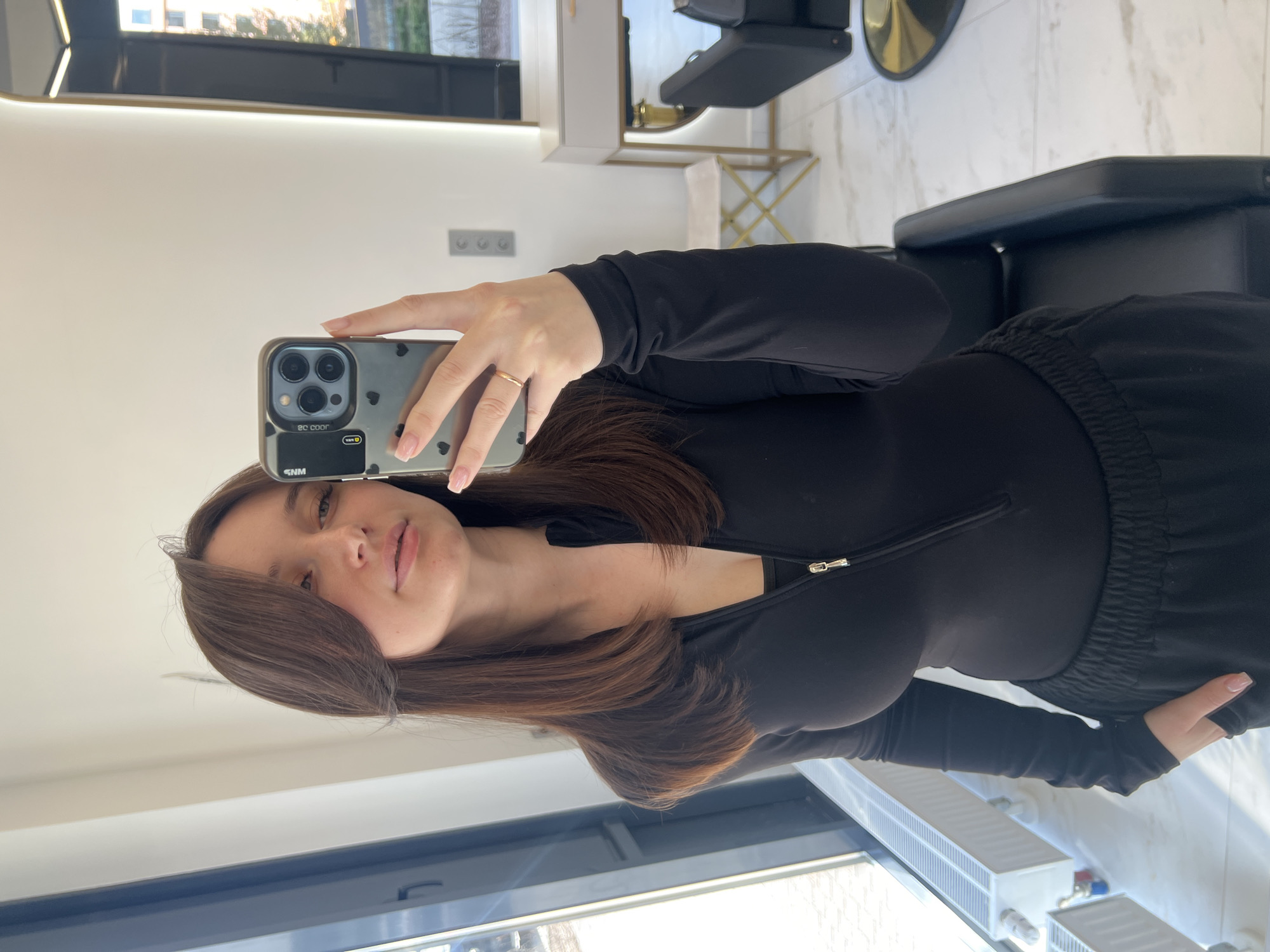 Woman documents salon visit with selfies in Tyumen