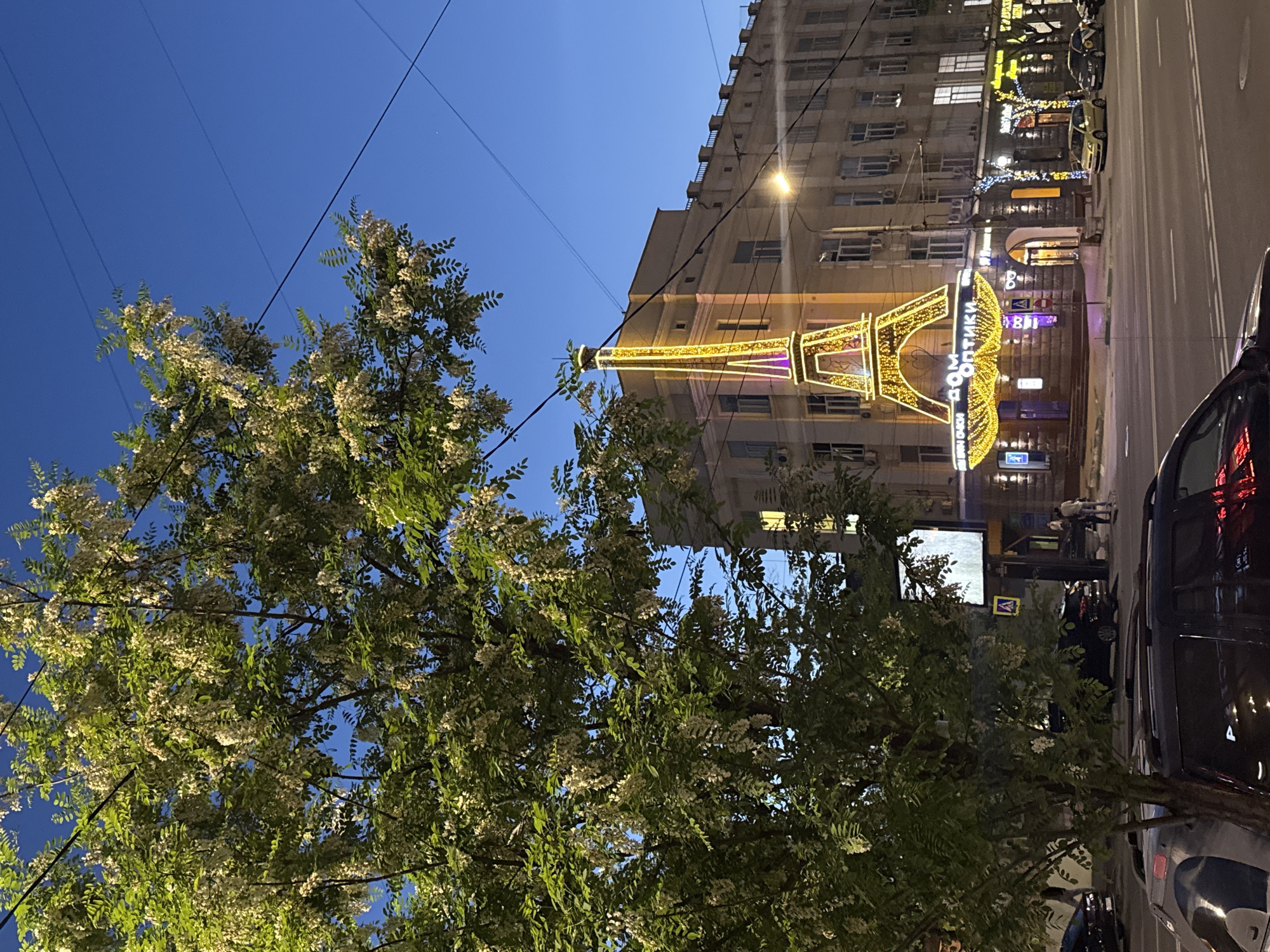 Illuminated Eiffel Tower replica spotted in Rostov-on-Don street