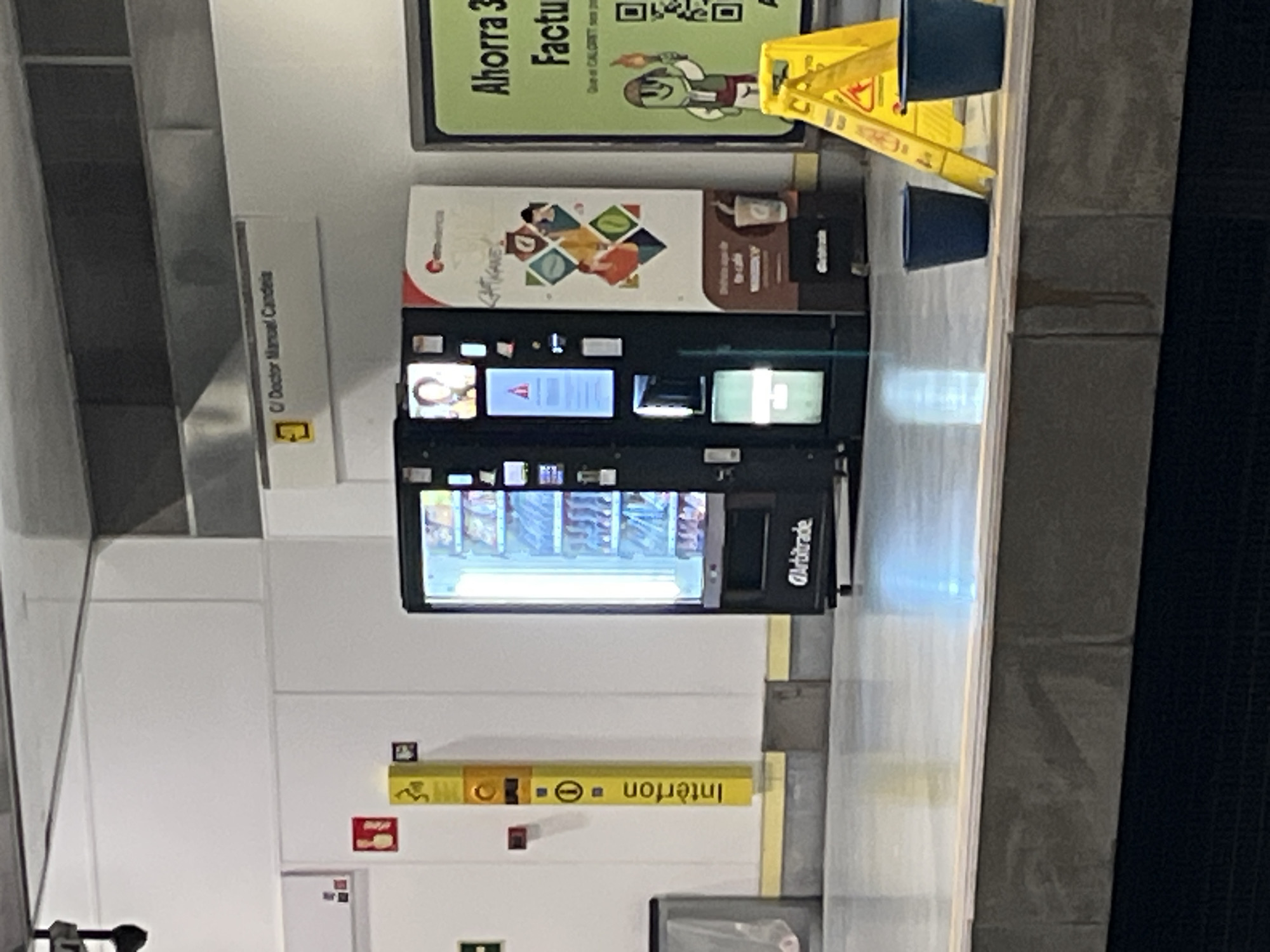 Early morning documentation at València's Amistat metro station