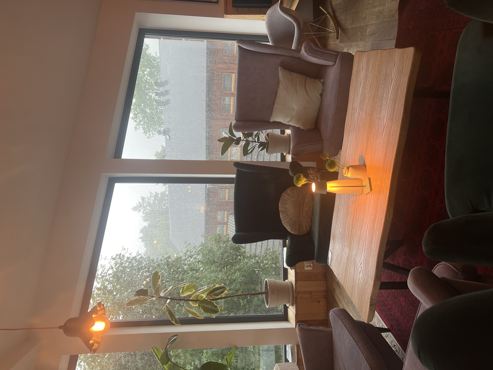 Rainy afternoon in Zakopane, between wooden interiors and wet streets