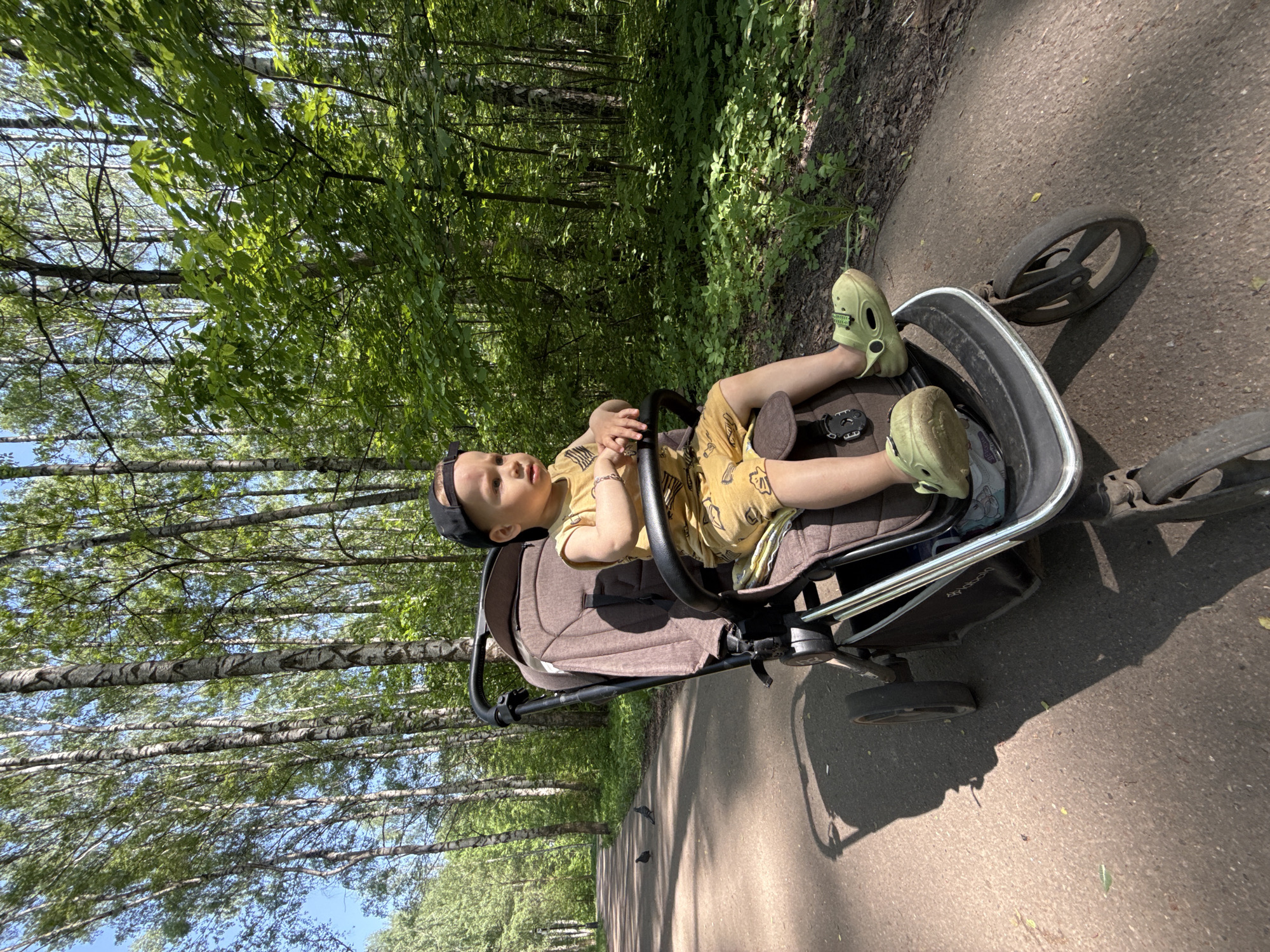 Mother and child spotted in Russian park; Oblomov poster sighted