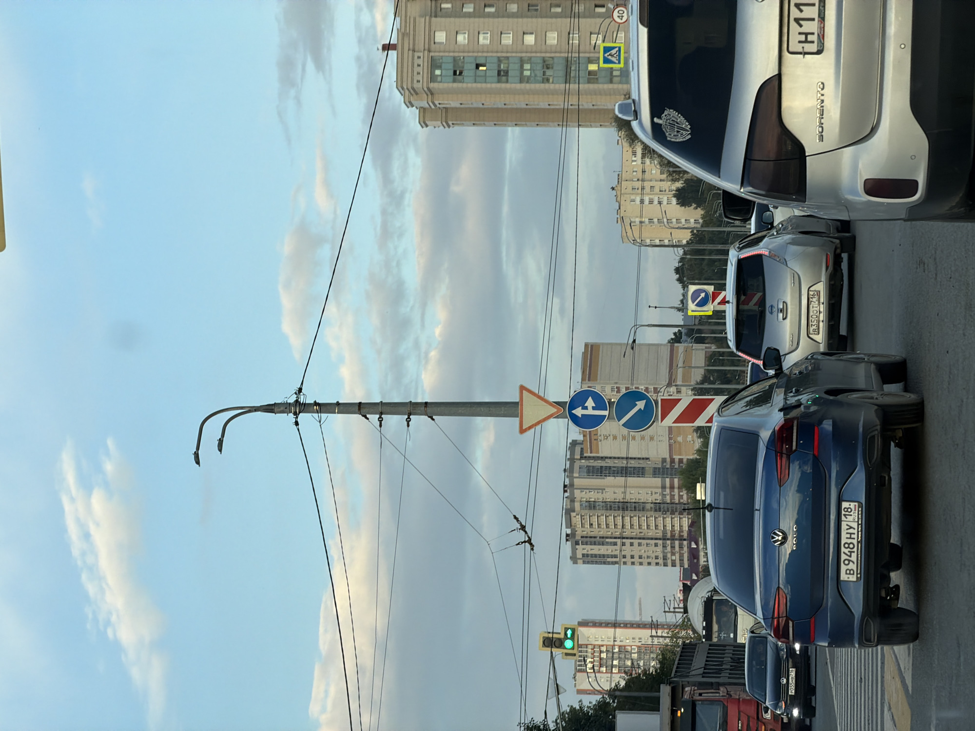 Red Kia Rio tracked through Tatarstan city traffic