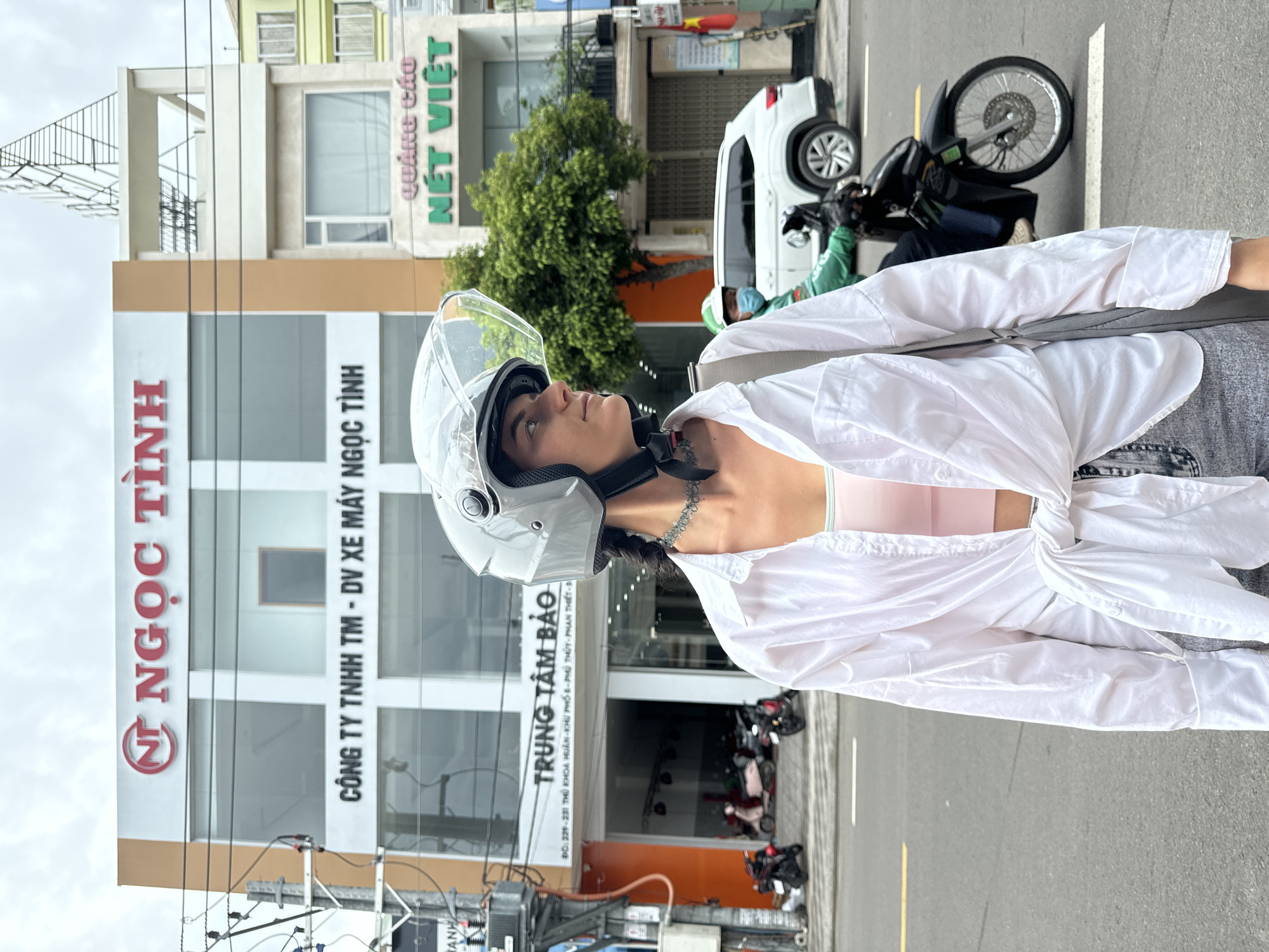 Morning street life documented in Vietnamese coastal city