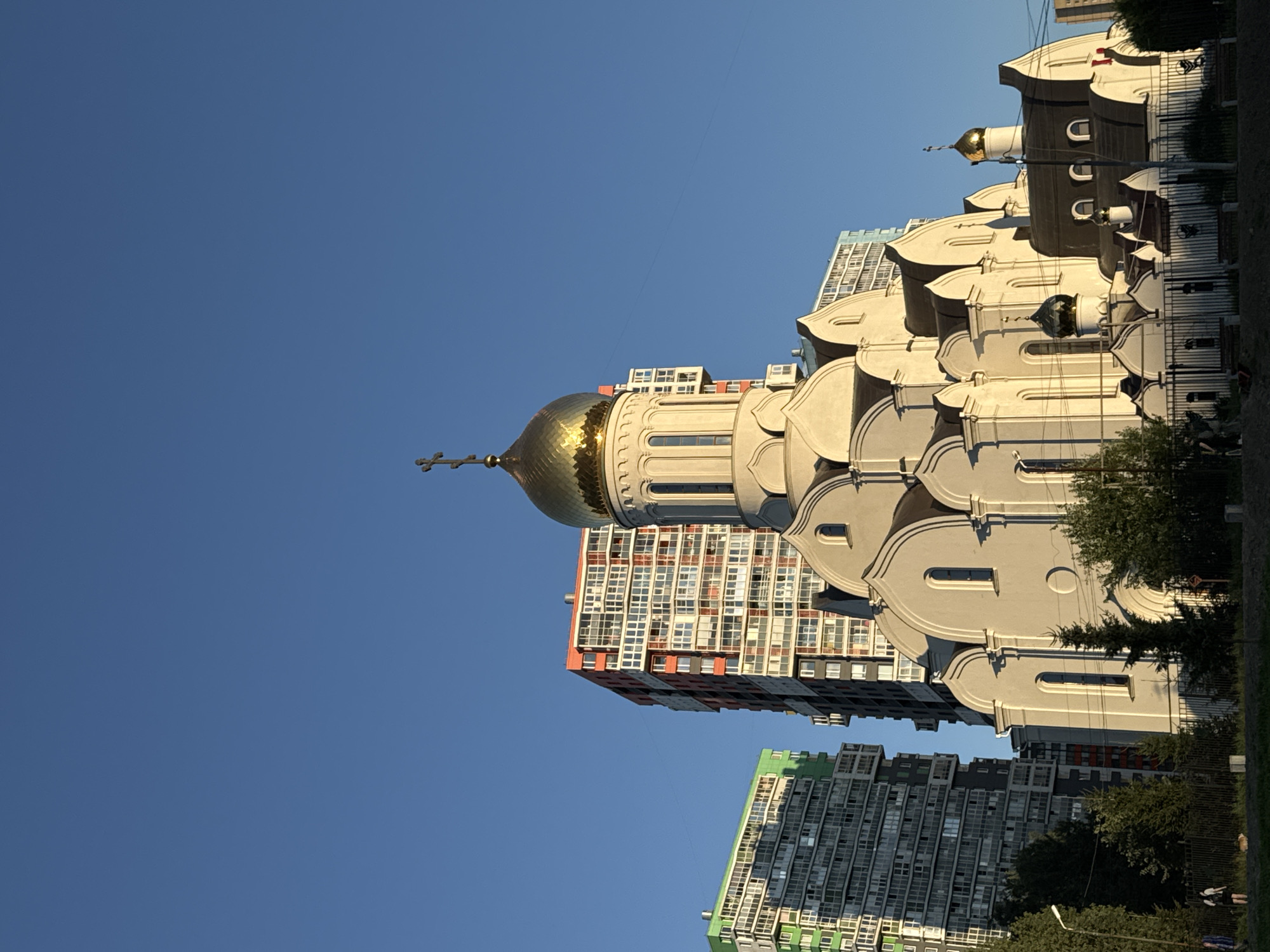 Summer afternoon in Kudrovo: church, apples, and residential architecture