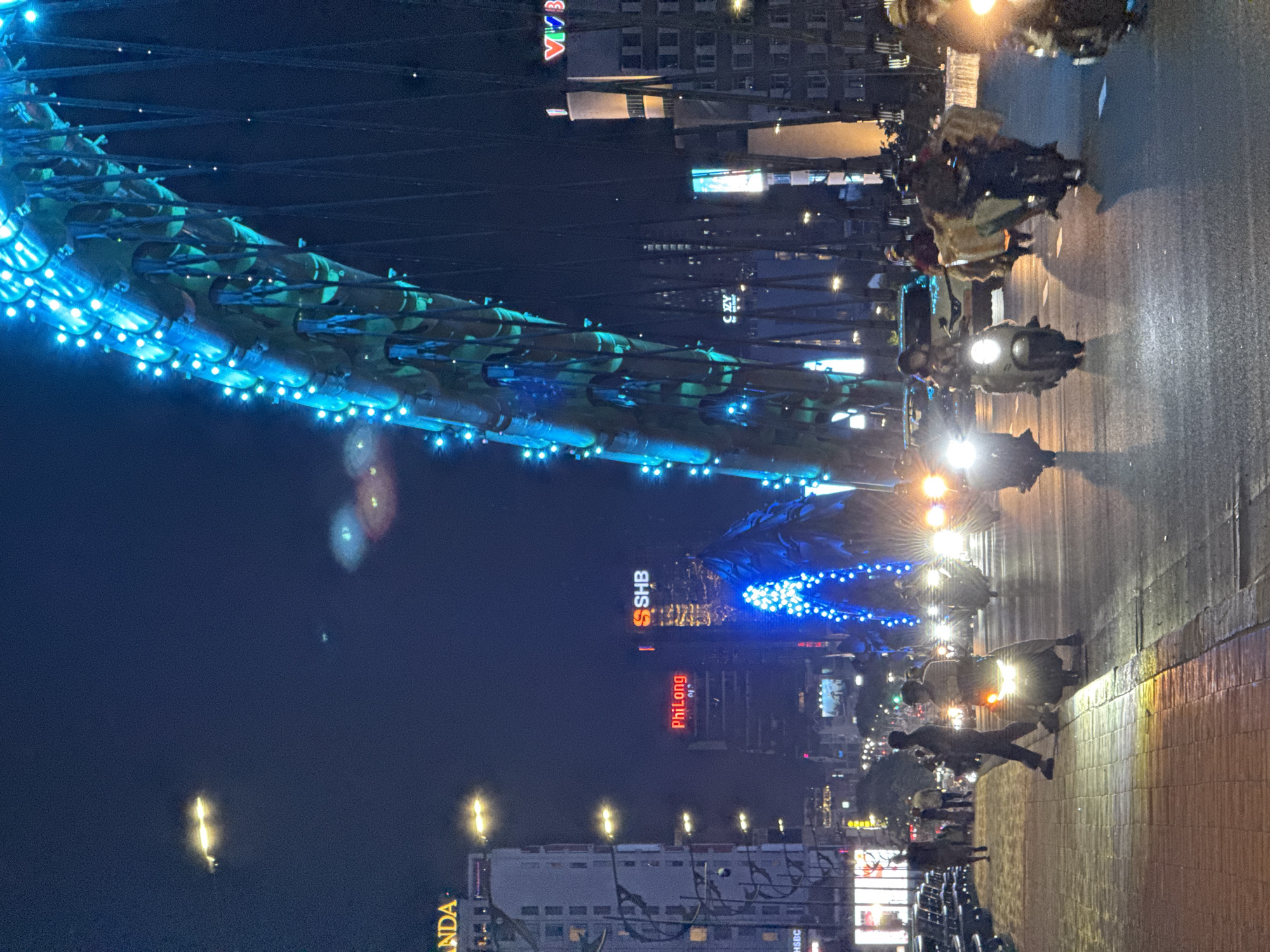 Dragon Bridge nighttime activity documented in Đà Nẵng, Vietnam